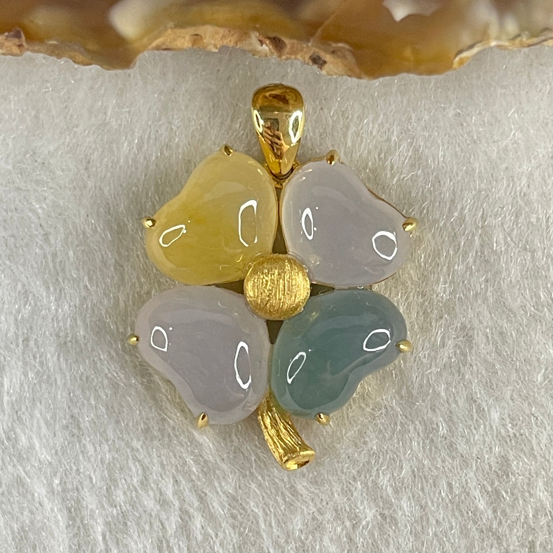 Type A Semi Icy Faint Lavender and Blueish Green and Yellow Jadeite 4 Leafs Clover in 18K Yellow Gold Pendant4.57g 9.4 by 6.0 by 4.9mm 4Pcs - Huangs Jadeite and Jewelry Pte Ltd