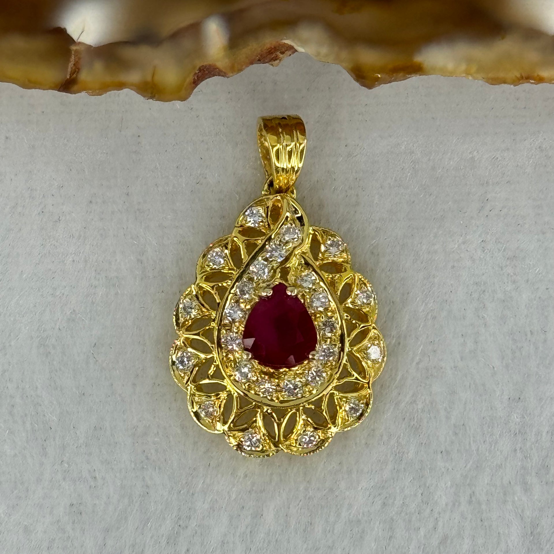 Natural Transparent Vivid Red Pear Shape Brilliant / Step Cut Ruby (Heated) Approx. 1.0ct 6.02 by 5.42 by 3.85mm in 750 18K Yellow Gold and Natural Diamonds 3.39g - Huangs Jadeite and Jewelry Pte Ltd