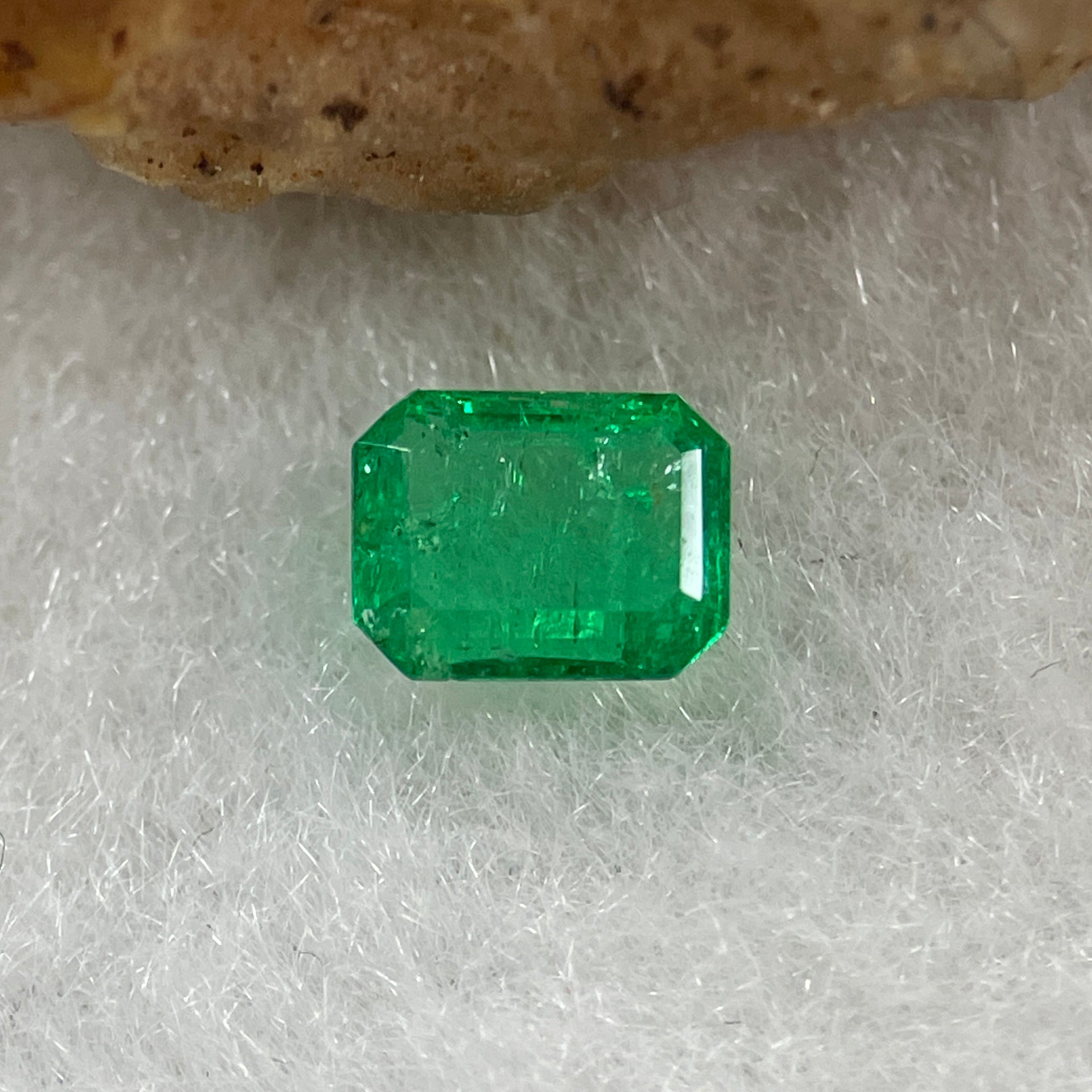 Natural Colombia Vivid Green Emerald (Beryl) Cut-Cornered Rectangular Step cut 0.42ct 5.4 by 4.4 by 2.1mm - Huangs Jadeite and Jewelry Pte Ltd