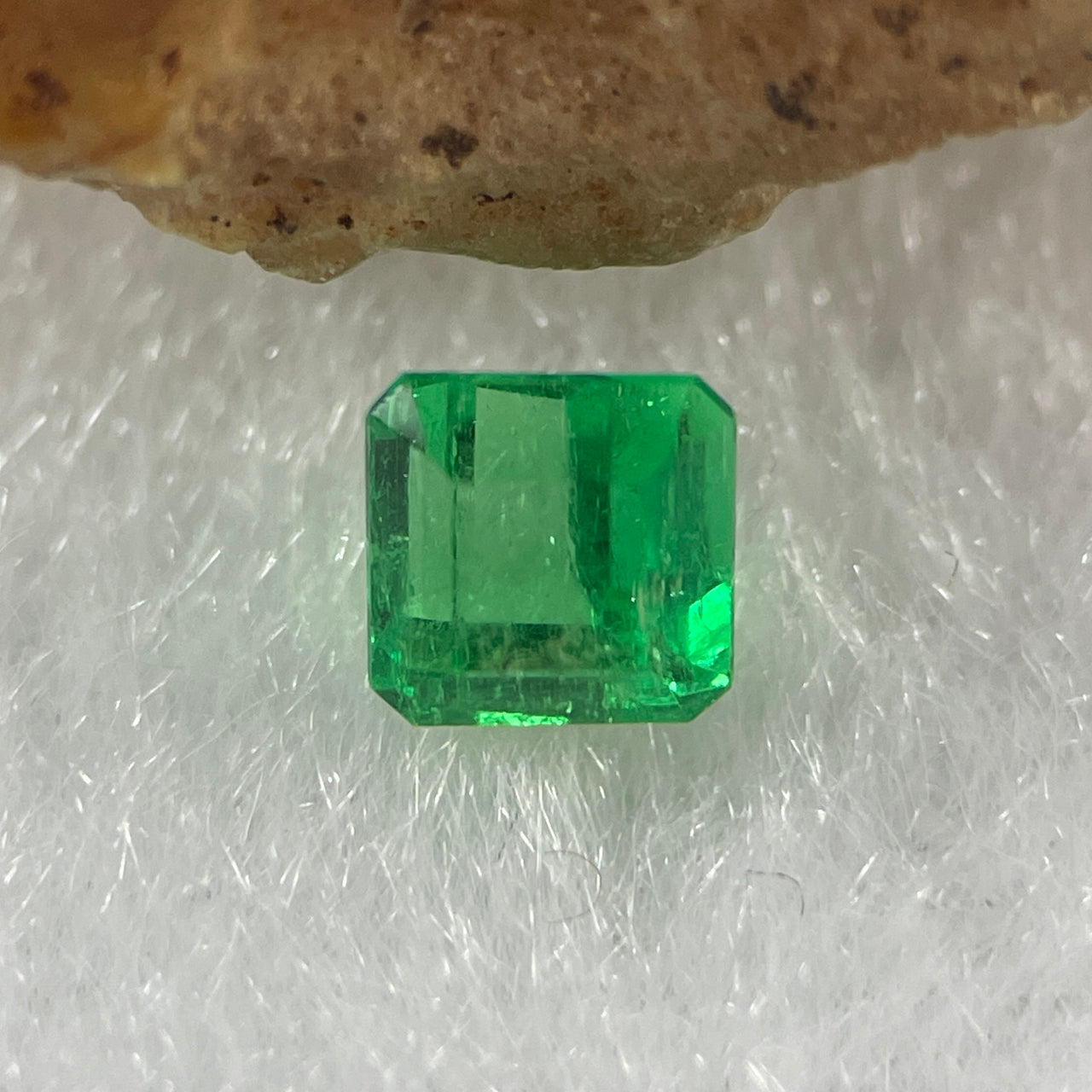 Natural Colombia Vivid Green Emerald (Beryl) Cut-Cornered Square Step cut 0.48ct 4.4 by 4.4 by 3.3mm - Huangs Jadeite and Jewelry Pte Ltd
