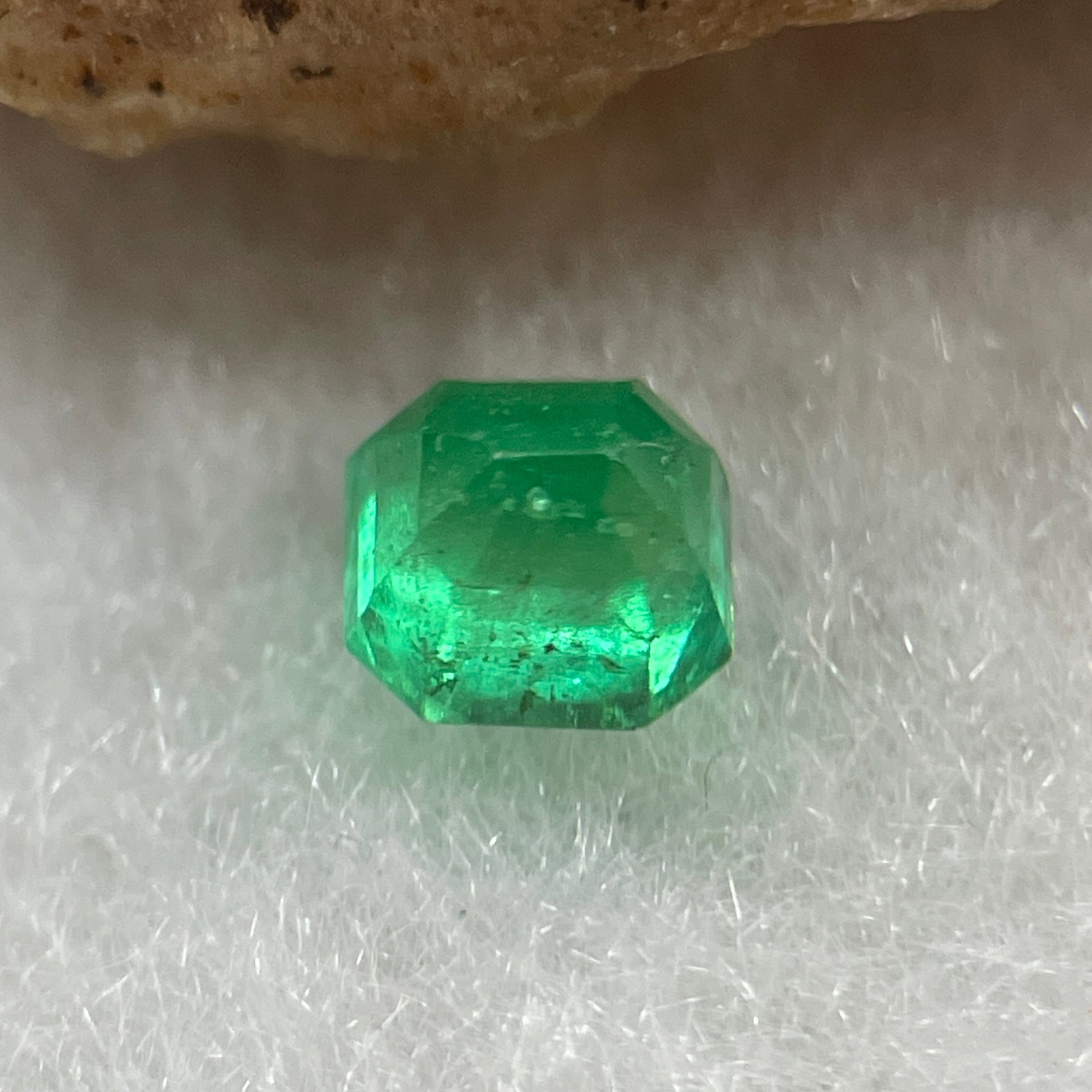 Natural Colombia Vivid Green Emerald (Beryl) Cut-Cornered Square Step cut 0.49ct 4.4 by 4.4 by 3.6mm - Huangs Jadeite and Jewelry Pte Ltd