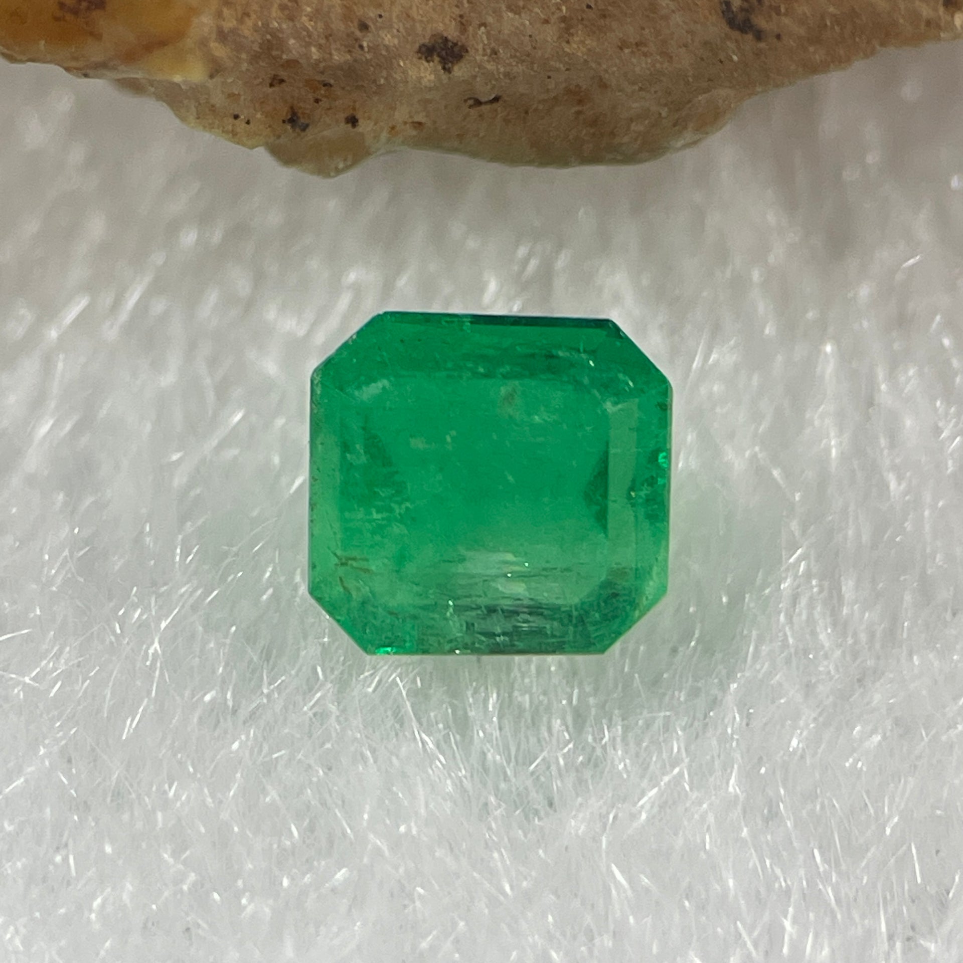 Natural Colombia Vivid Green Emerald (Beryl) Cut-Cornered Rectangular Step cut 0.48ct 4.9 by 4.6 by 2.8mm - Huangs Jadeite and Jewelry Pte Ltd