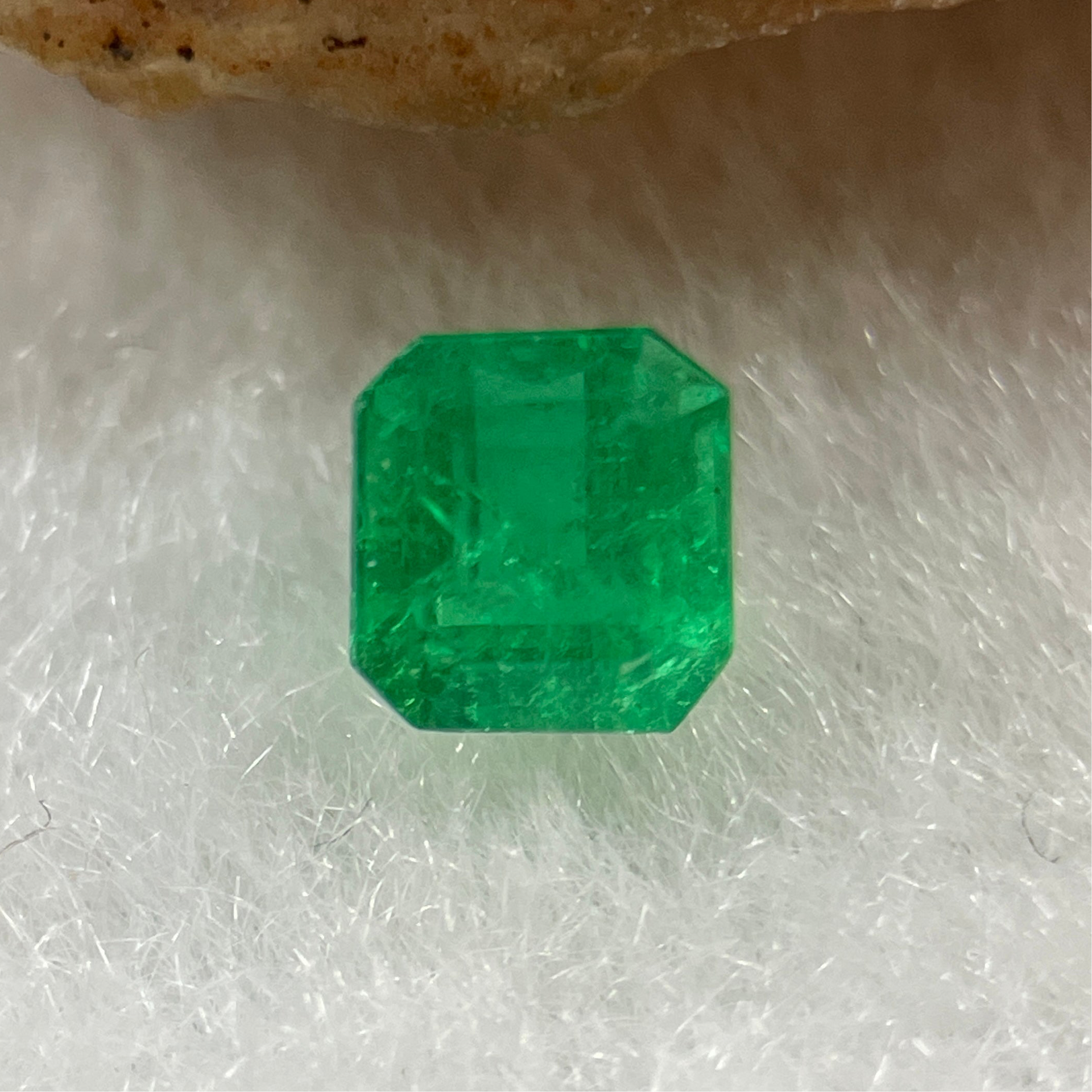 Natural Colombia Vivid Green Emerald (Beryl) Cut-Cornered Rectangular Step cut 0.49ct 4.5 by 4.0 by 3.5mm - Huangs Jadeite and Jewelry Pte Ltd