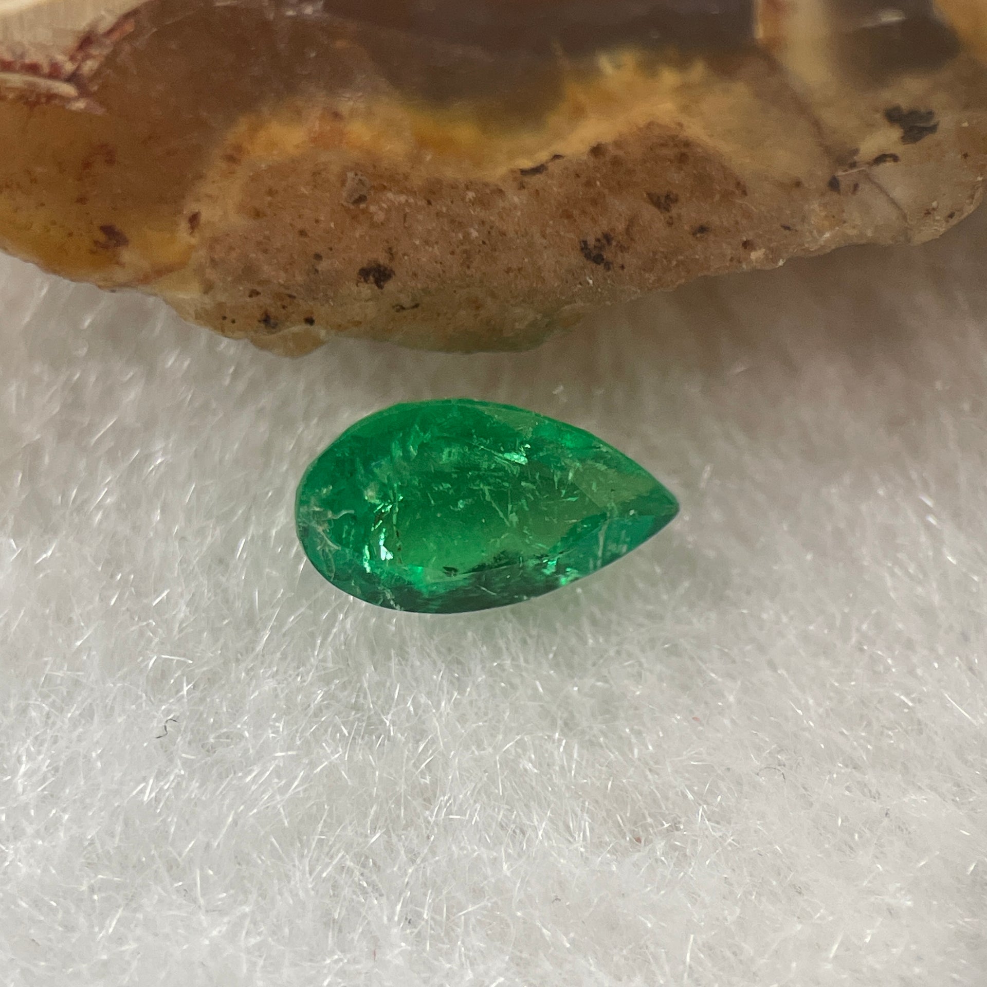 Natural Colombia Green Emerald (Beryl) Cut-Cornered Tear Drop cut 0.50ct 7.0 by 4.2 by 3.4mm - Huangs Jadeite and Jewelry Pte Ltd