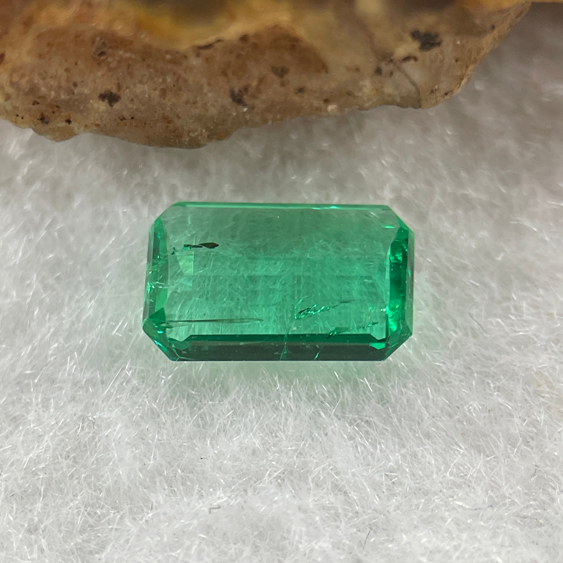 Natural Colombia Vivid Green Emerald (Beryl) Cut-Cornered Rectangular Step cut 0.93ct 8.4 by 5.5 by 2.3mm - Huangs Jadeite and Jewelry Pte Ltd