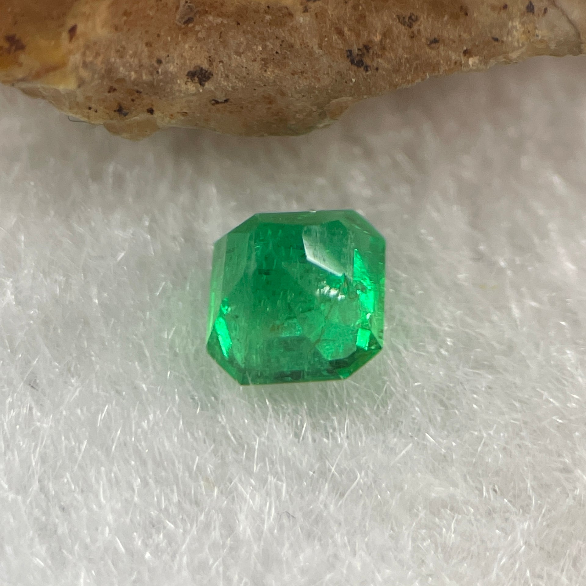Natural Colombia Green Emerald (Beryl) Cut-Cornered Rectangular step cut 0.53ct 4.9 by 4.6 by 3.7mm - Huangs Jadeite and Jewelry Pte Ltd