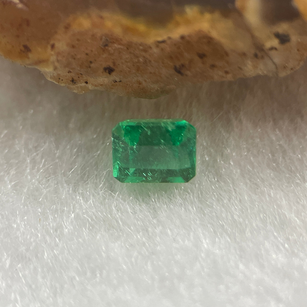 Natural Colombia Green Emerald (Beryl) Cut-Cornered Rectangular step cut 0.53ct 4.9 by 4.2 by 3.7mm - Huangs Jadeite and Jewelry Pte Ltd