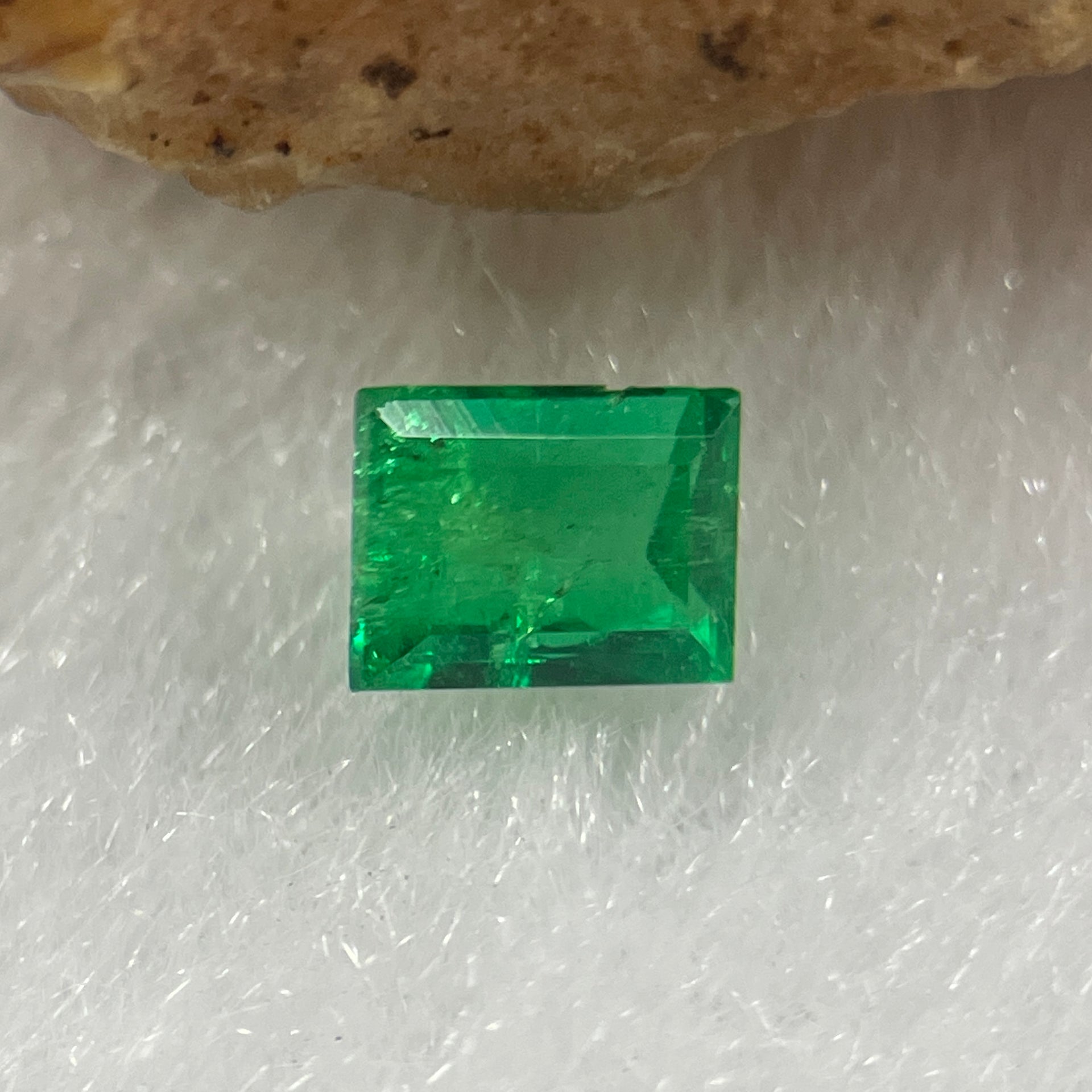 Natural Colombia Vivid Green Emerald (Beryl) Cut-Cornered Rectangular Step cut 0.37ct 4.7 by 3.4 by 2.6mm - Huangs Jadeite and Jewelry Pte Ltd
