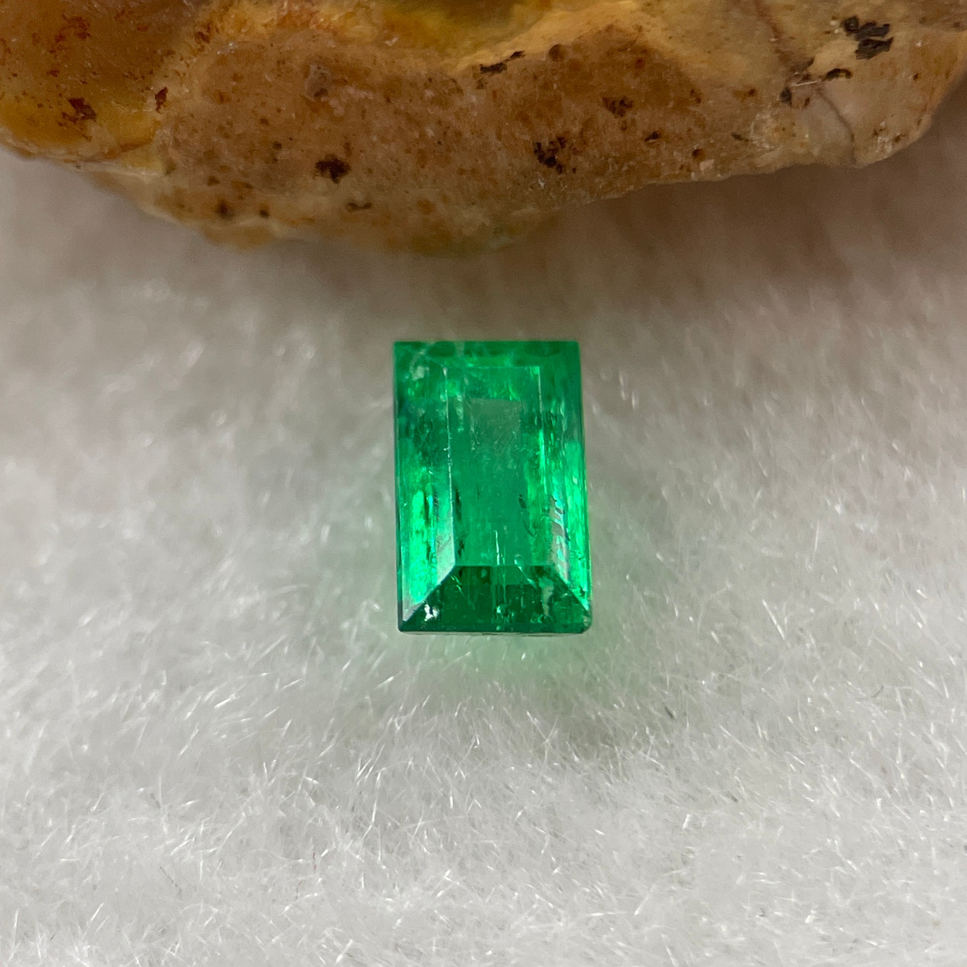 Natural Colombia Green Emerald (Beryl) Cut-Cornered Rectangular step cut 0.56ct 6.0 by 3.6 by 3.2mm - Huangs Jadeite and Jewelry Pte Ltd