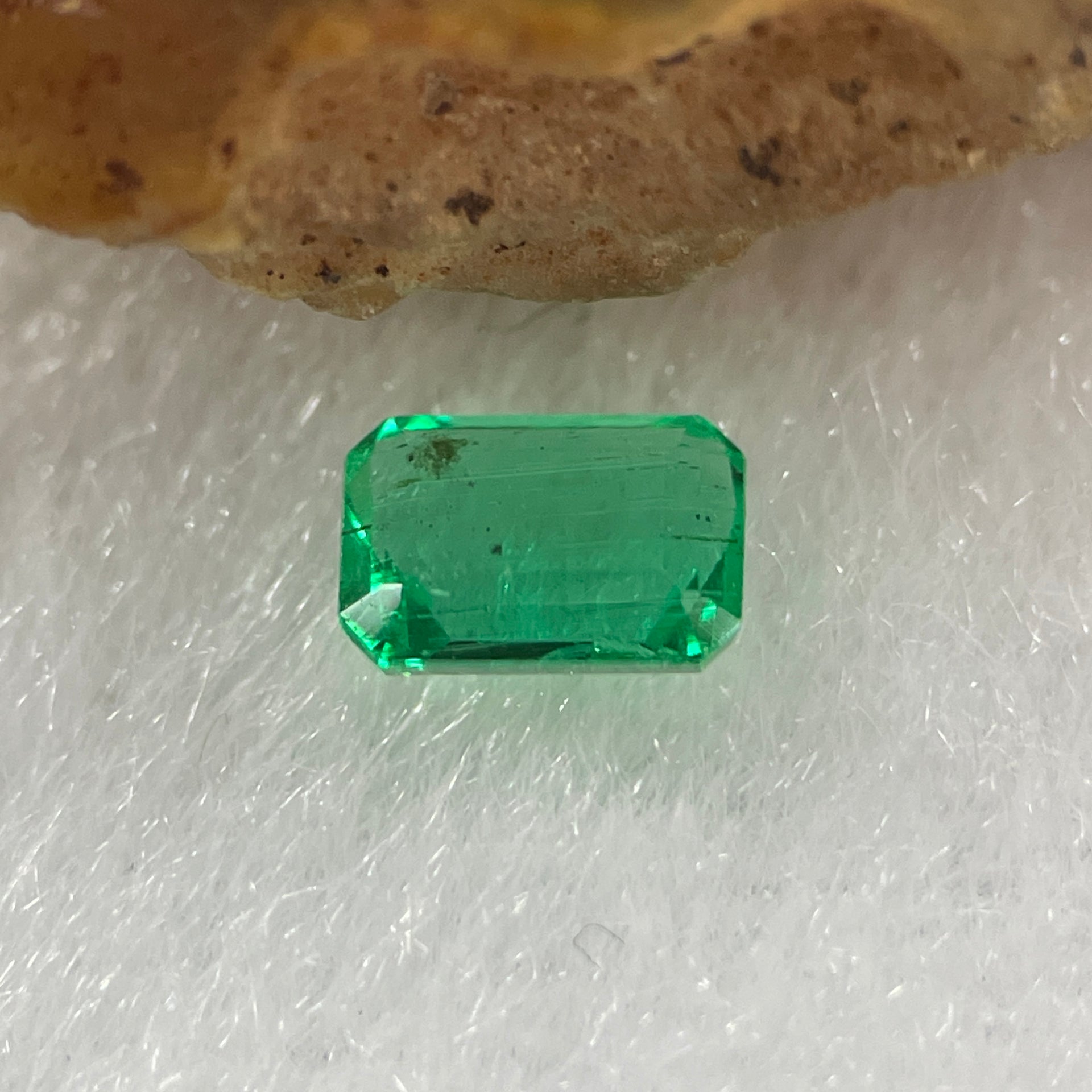 Natural Colombia Vivid Green Emerald (Beryl) Cut-Cornered Rectangular Step cut 0.48ct 5.6 by 4.2 by 2.6mm - Huangs Jadeite and Jewelry Pte Ltd