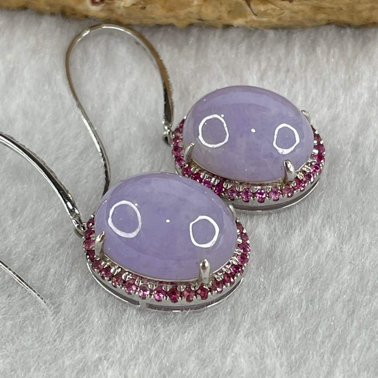 High Grade Natural Type A Bright Lavender Jadeite Cabouchon Oval Shape Earrings in 18K AU750 White Gold with Natural Pink Sapphires and Diamonds 6.64g 12.5 by 10.3 by 6.0mm
