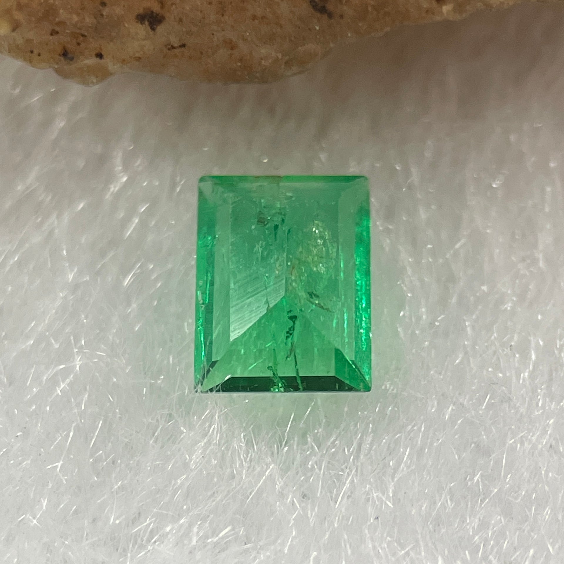 Natural Colombia Vivid Green Emerald (Beryl) Cut-Cornered Rectangular Step cut 0.39ct 5.3 by 4.1 by 2.1mm - Huangs Jadeite and Jewelry Pte Ltd