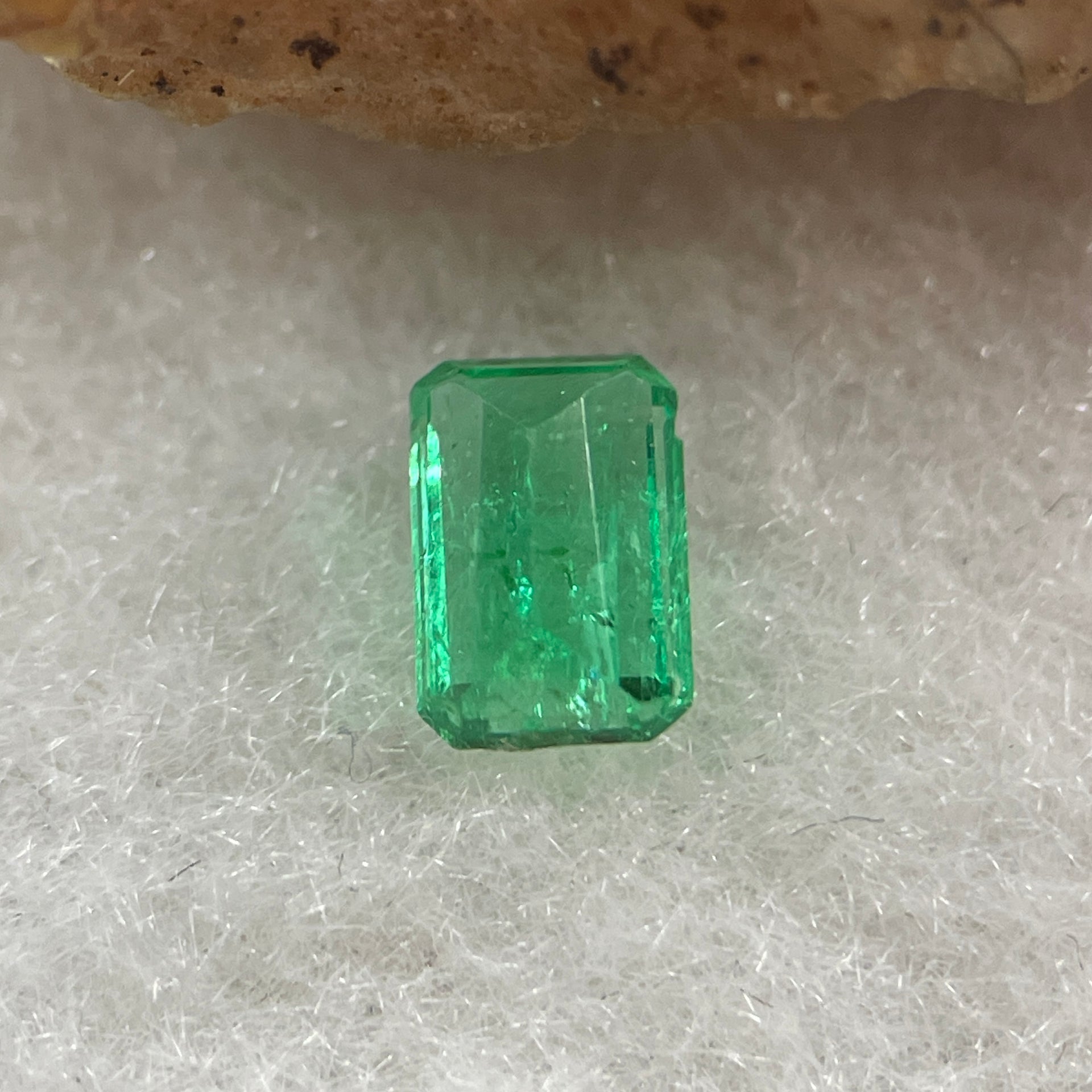 Natural Colombia Vivid Green Emerald (Beryl) Cut-Cornered Rectangular Step cut 0.44ct 5.4 by 3.9 by 2.6mm - Huangs Jadeite and Jewelry Pte Ltd