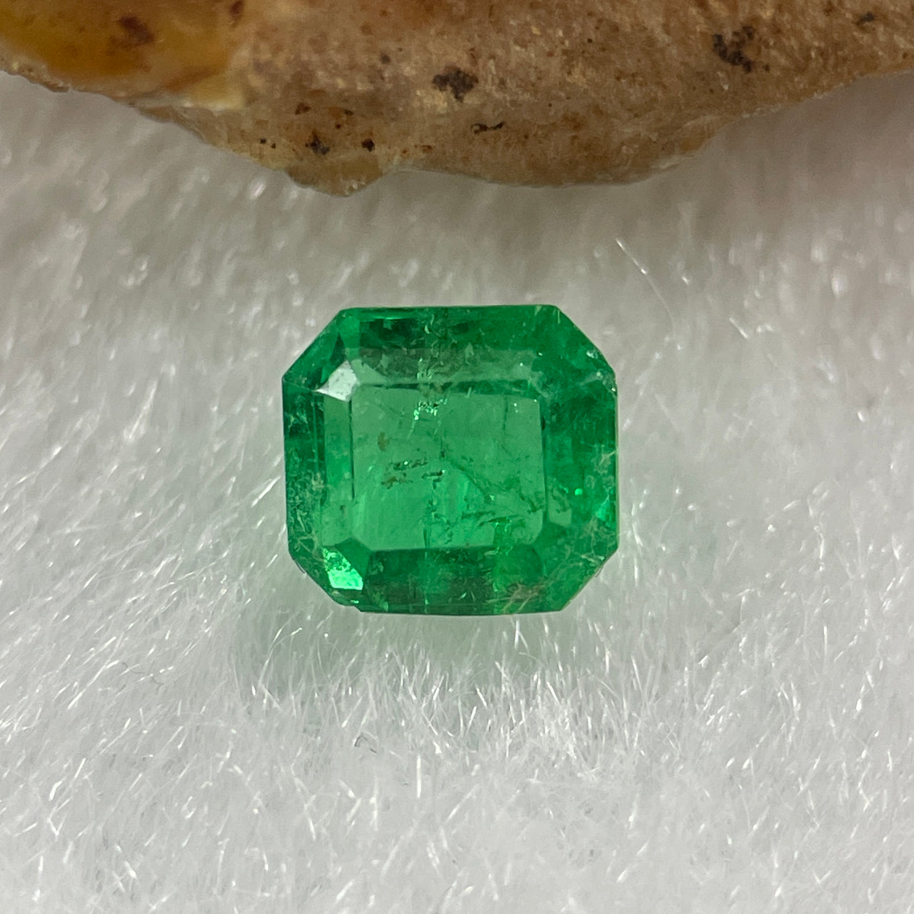 Natural Colombia Vivid Green Emerald (Beryl) Cut-Cornered Rectangular Step cut 0.48ct 4.9 by 4.5 by 3.0mm - Huangs Jadeite and Jewelry Pte Ltd