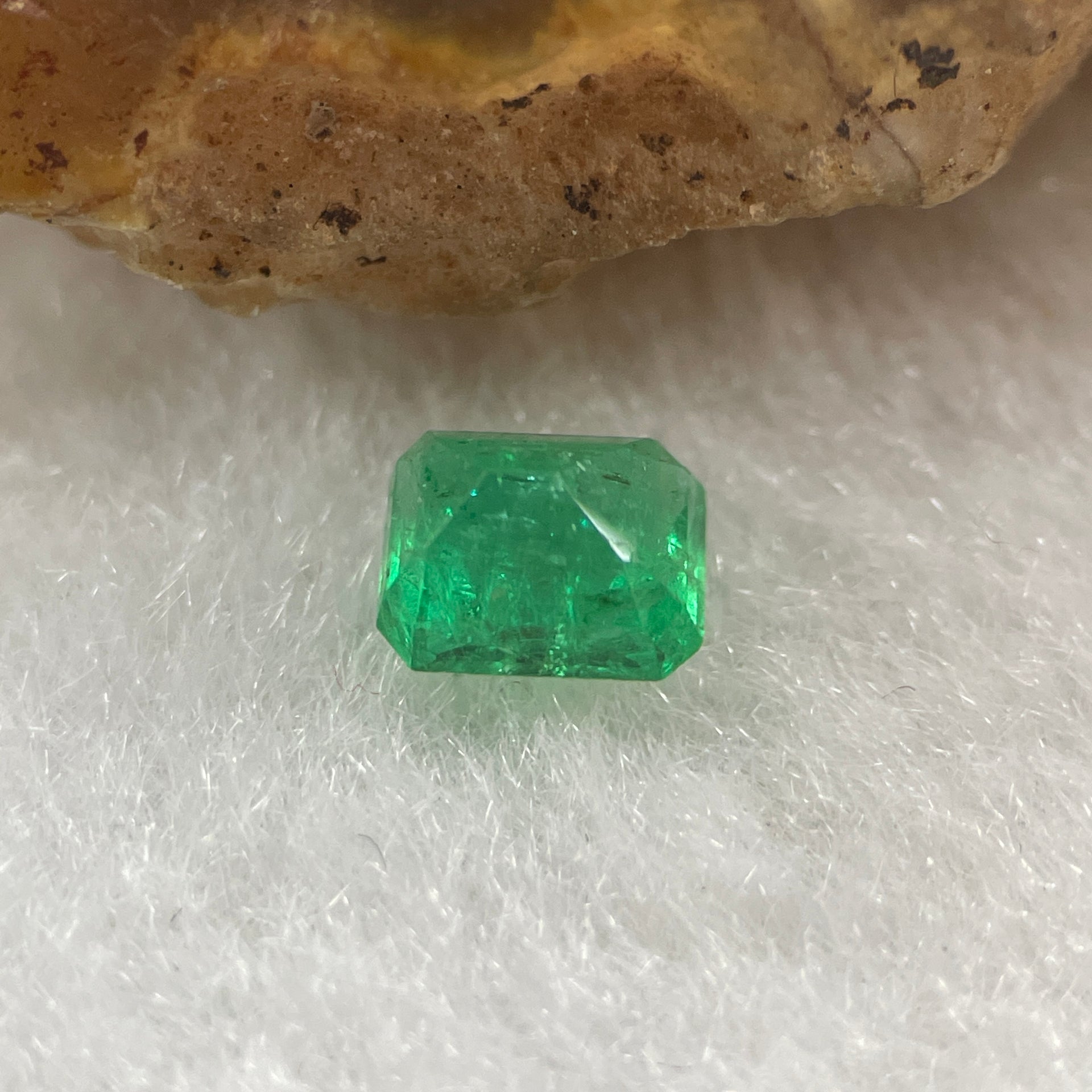 Natural Colombia Green Emerald (Beryl) Cut-Cornered Rectangular step cut 0.60ct 5.5 by 4.4 by 3.5mm - Huangs Jadeite and Jewelry Pte Ltd
