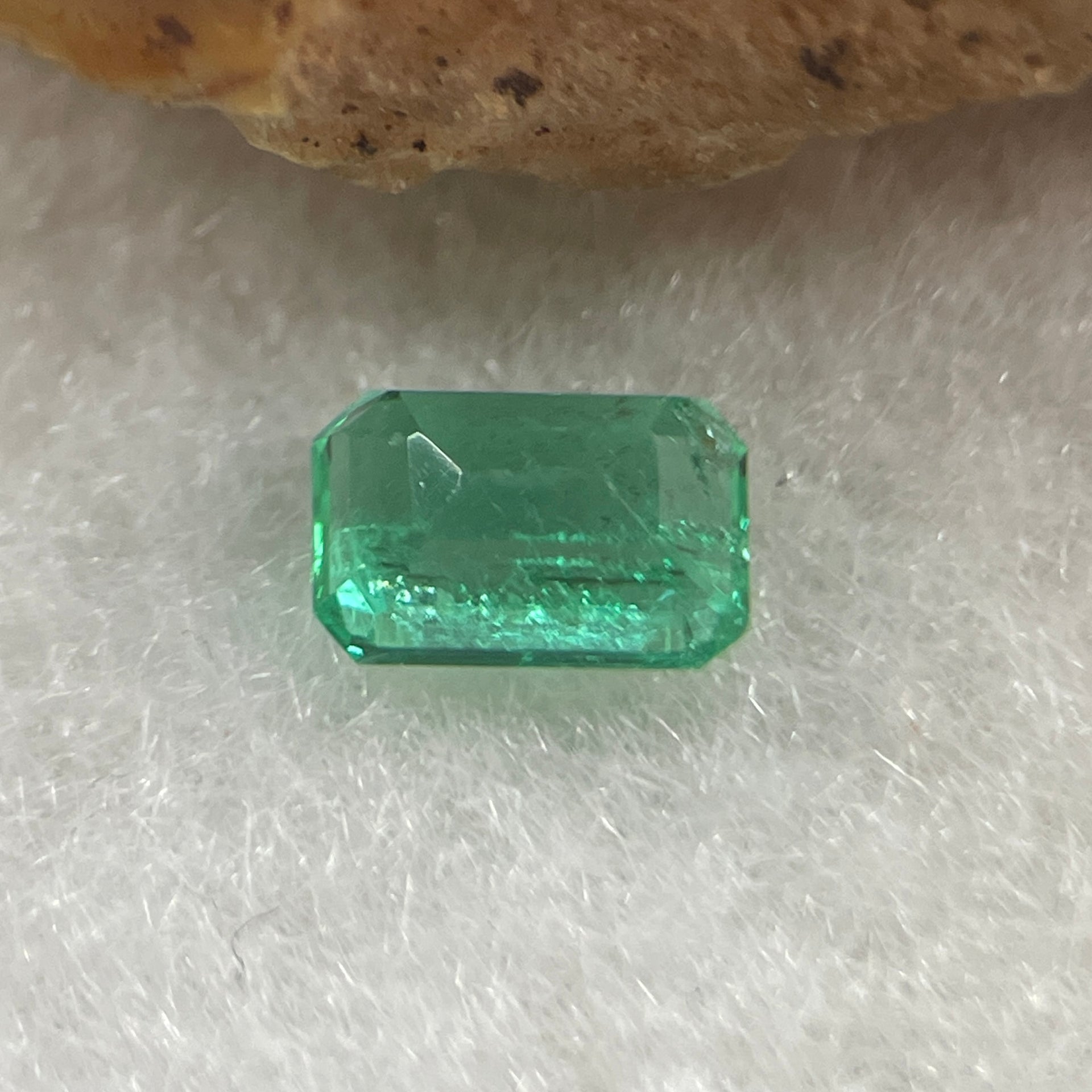 Natural Colombia Vivid Green Emerald (Beryl) Cut-Cornered Rectangle Step cut 0.49ct 5.8 by 3.8 by 2.6mm - Huangs Jadeite and Jewelry Pte Ltd