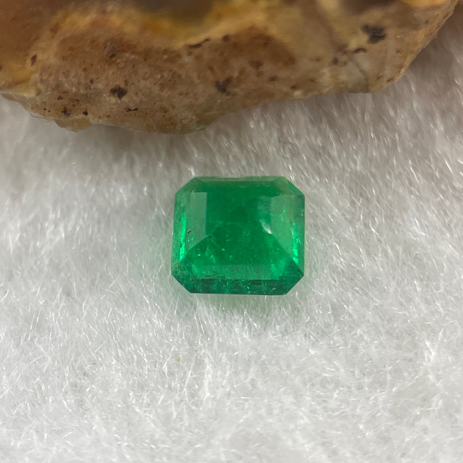 Natural Colombia Green Emerald (Beryl) Cut-Cornered Rectangular step cut 0.59ct 5.3 by 5.1 by 3.2mm - Huangs Jadeite and Jewelry Pte Ltd