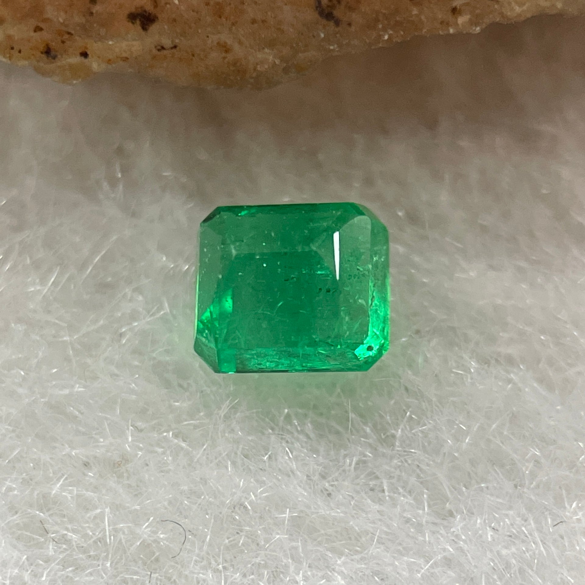 Natural Colombia Vivid Green Emerald (Beryl) Cut-Cornered Rectangular Step cut 0.40ct 4.3 by 3.7 by 2.8mm - Huangs Jadeite and Jewelry Pte Ltd