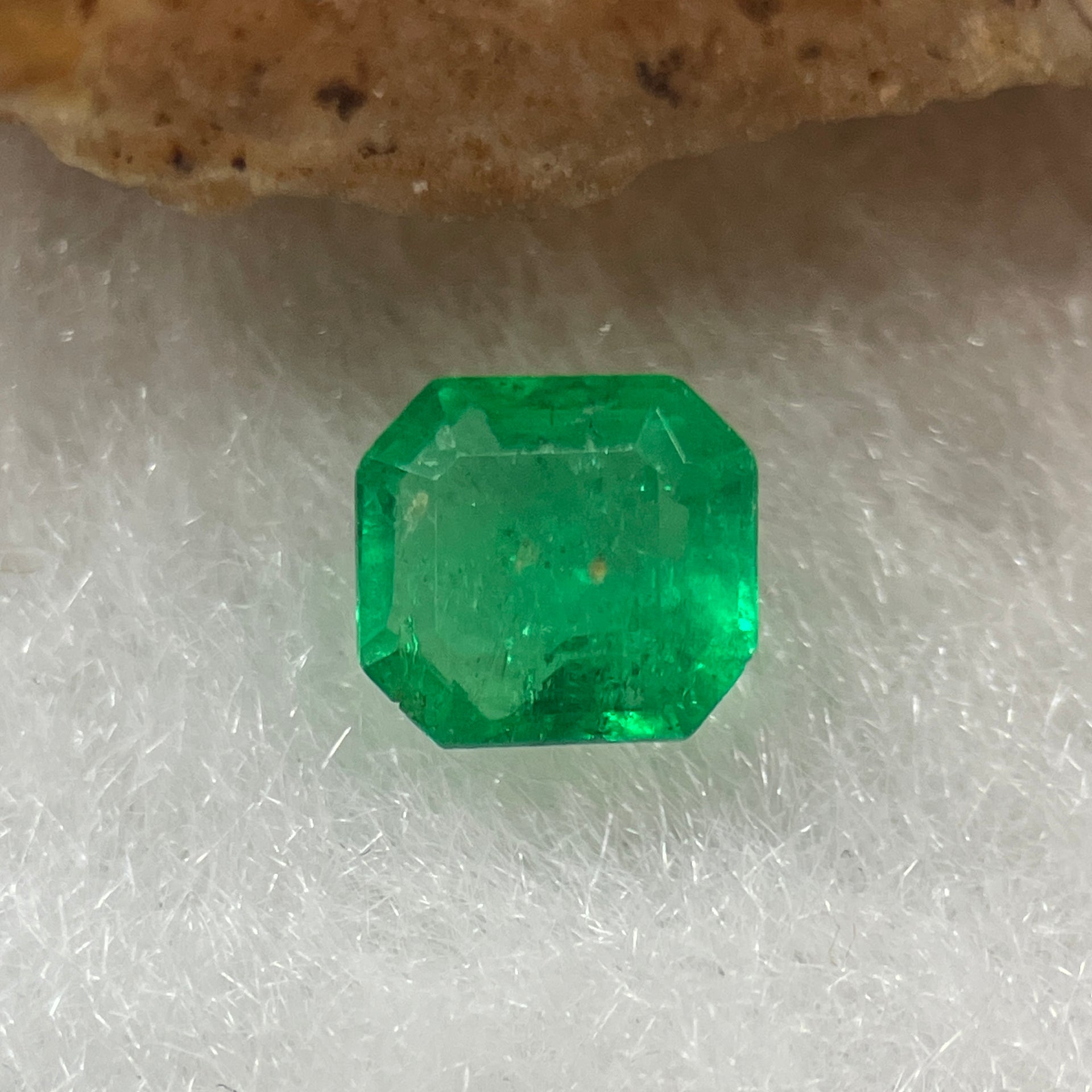 Natural Colombia Vivid Green Emerald (Beryl) Cut-Cornered Rectangular Step cut 0.41ct 5.5 by 4.8 by 2.4mm - Huangs Jadeite and Jewelry Pte Ltd