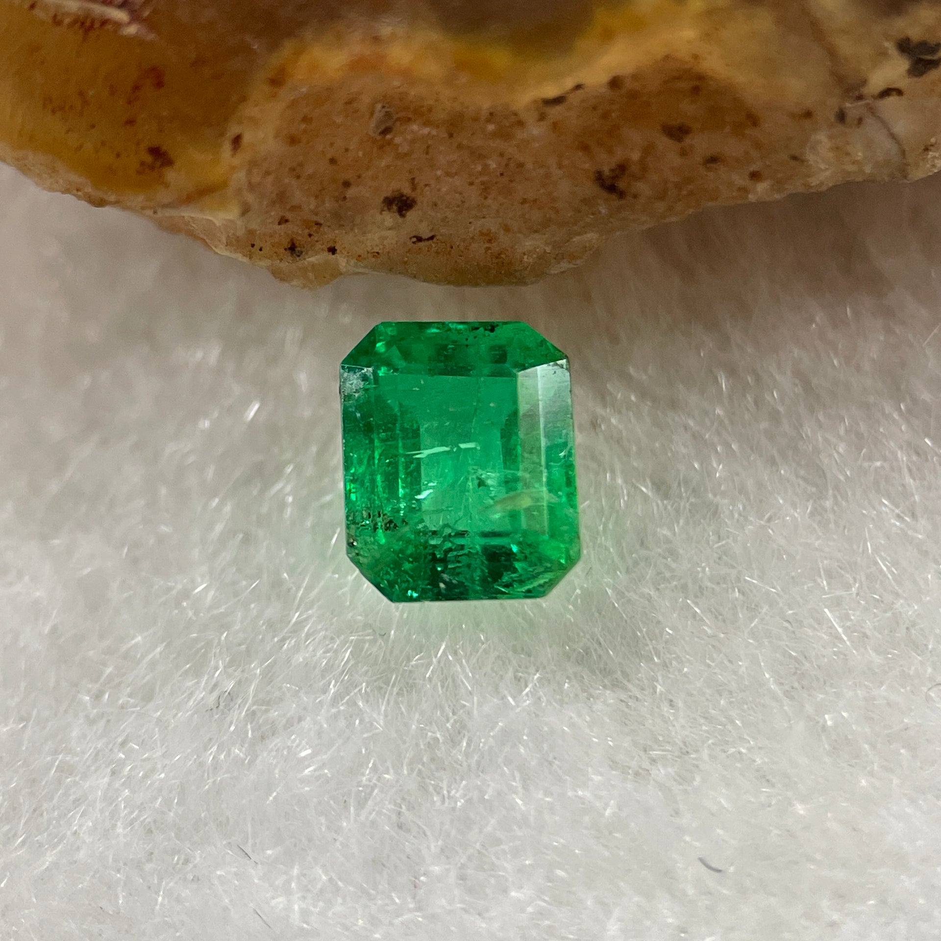 Natural Colombia Green Emerald (Beryl) Cut-Cornered Rectangular step cut 0.56ct 5.8 by 4.5 by 2.9mm - Huangs Jadeite and Jewelry Pte Ltd