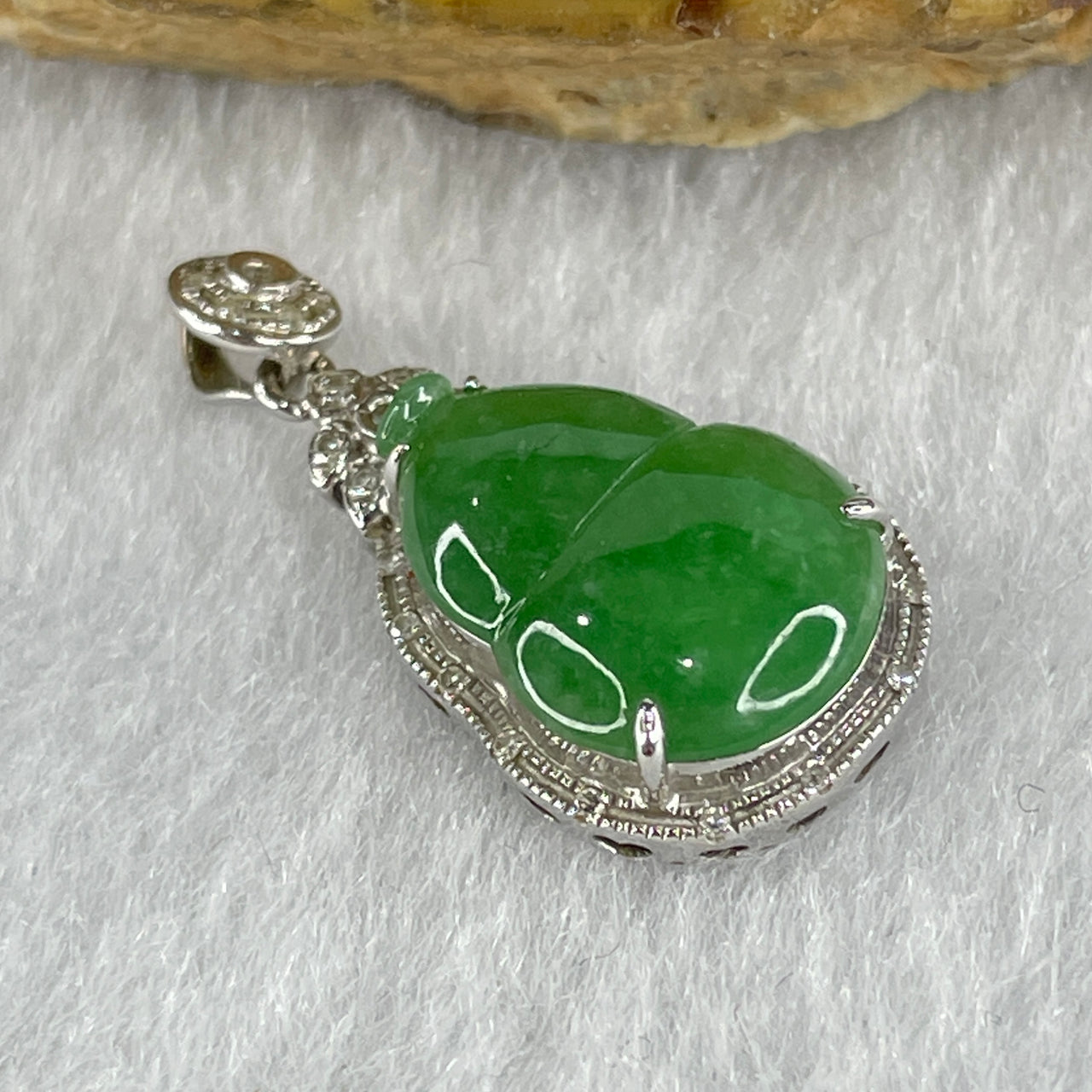 Certified Natural Type A Intense Full Green Jadeite Hulu Pendant in 18K AU750 White Gold and Diamonds 1.91g 13.8 by 10.1 by 3.0mm