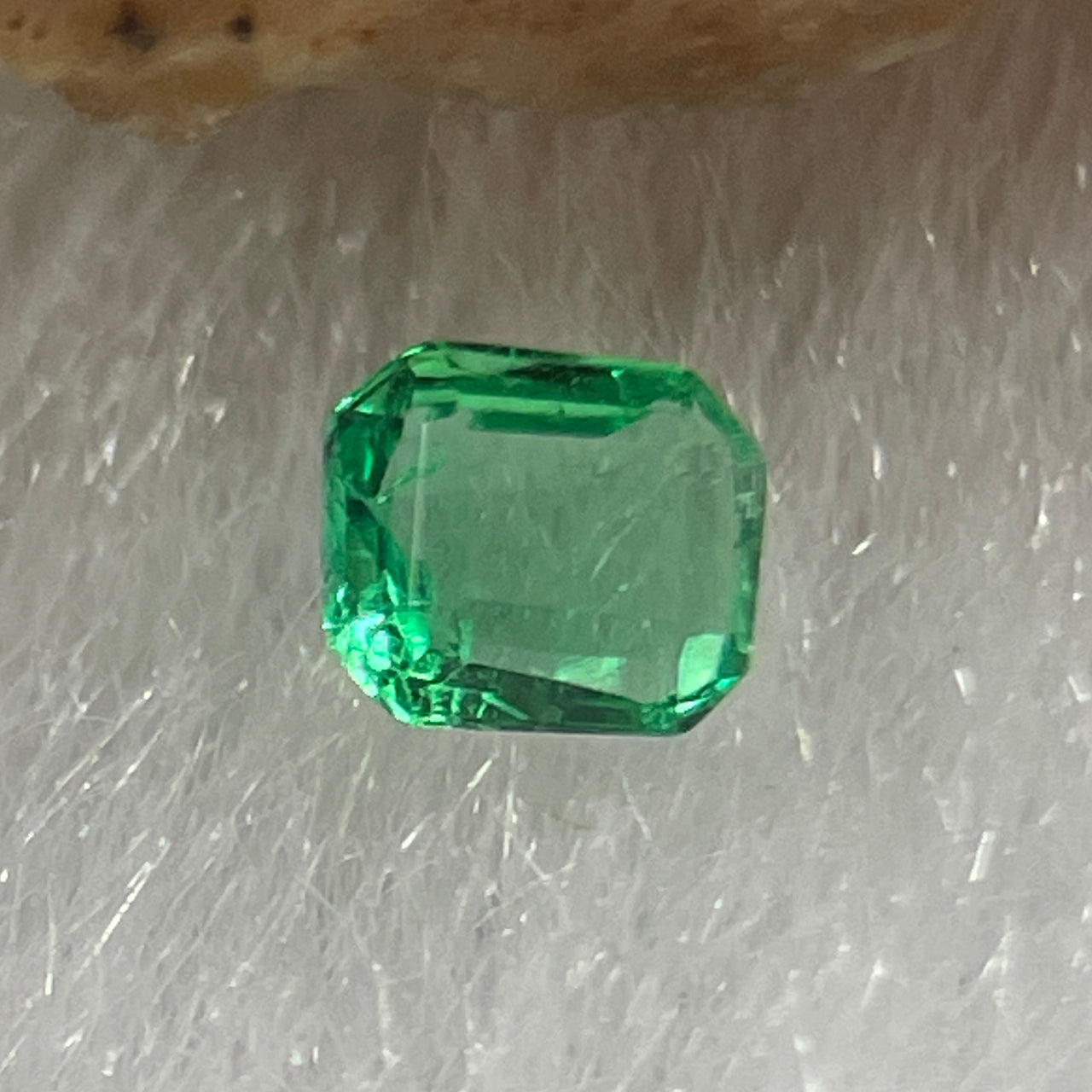 Natural Colombia Vivid Green Emerald (Beryl) Cut-Cornered Rectangular Step cut 0.09ct 3.1 by 2.6 by 1.7mm - Huangs Jadeite and Jewelry Pte Ltd