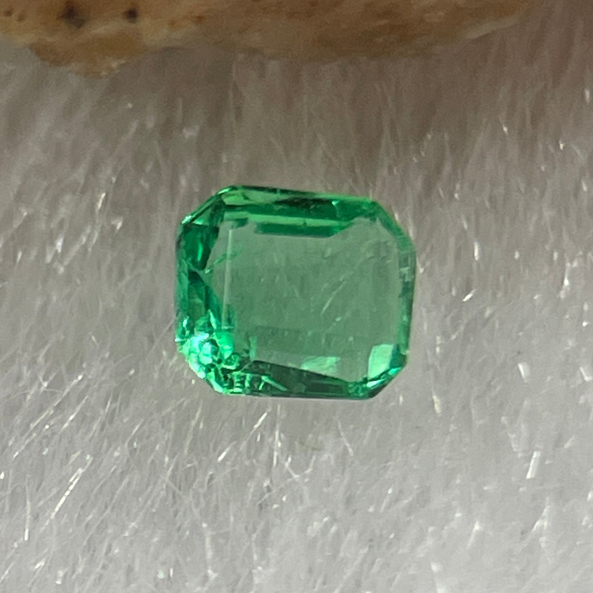 Natural Colombia Vivid Green Emerald (Beryl) Cut-Cornered Rectangular Step cut 0.09ct 3.1 by 2.6 by 1.7mm - Huangs Jadeite and Jewelry Pte Ltd