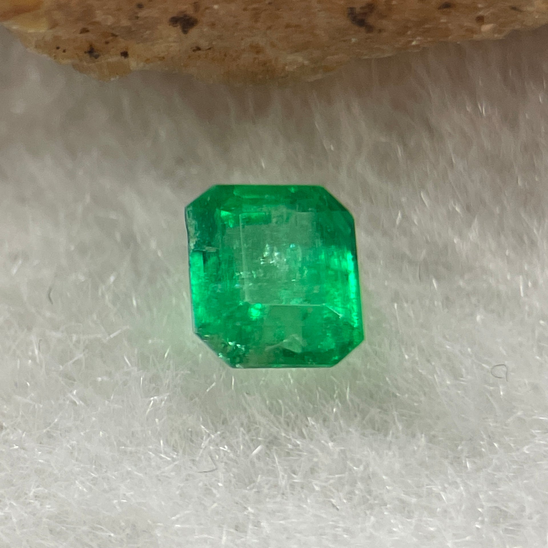 Natural Colombia Vivid Green Emerald (Beryl) Cut-Cornered Rectangular Step cut 0.40ct 4.6 by 4.0 by 2.9mm - Huangs Jadeite and Jewelry Pte Ltd