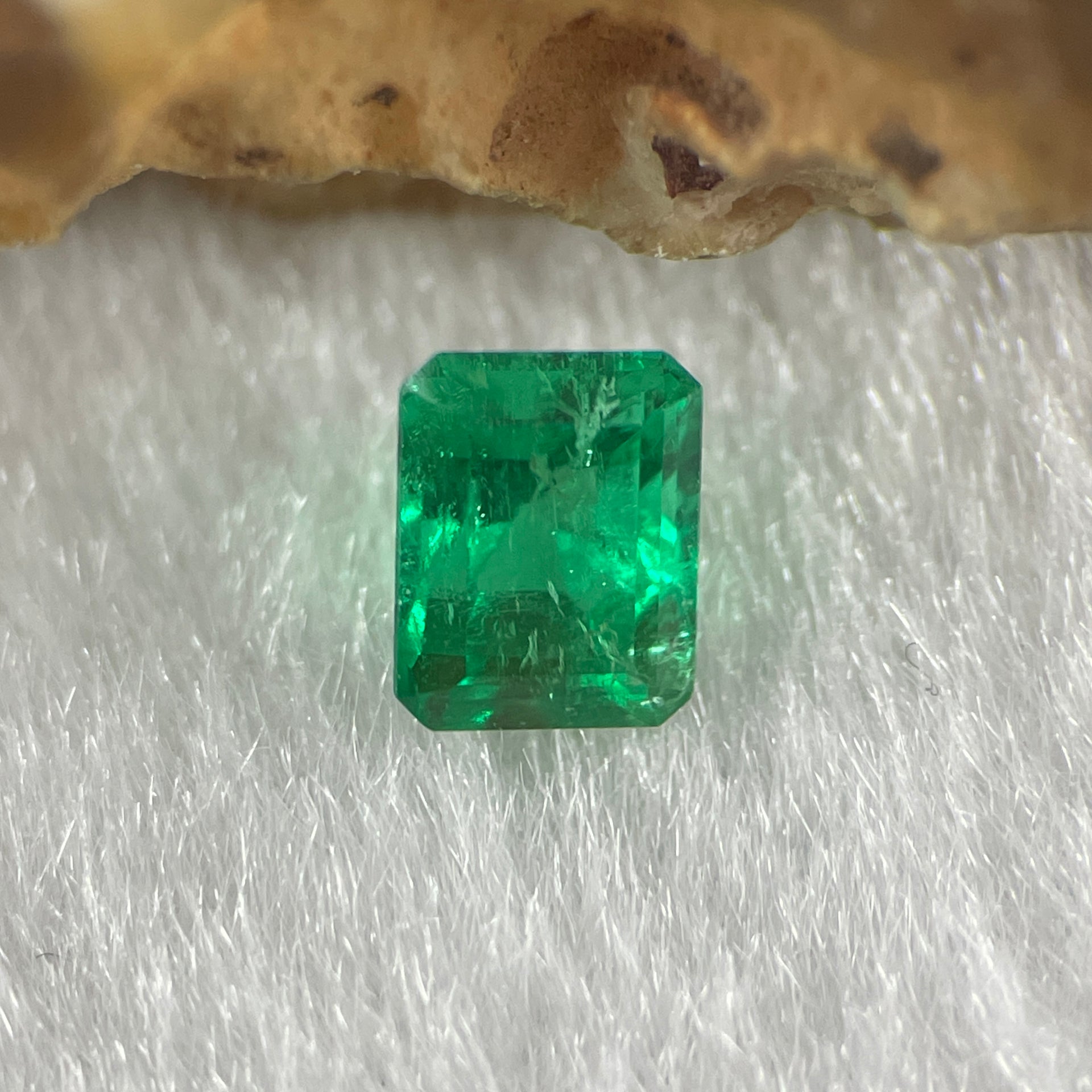 Natural Colombia Green Emerald (Beryl) Cut-Cornered Rectangular step cut 0.70cts 5.7 by 4.5 by 4.1mm - Huangs Jadeite and Jewelry Pte Ltd