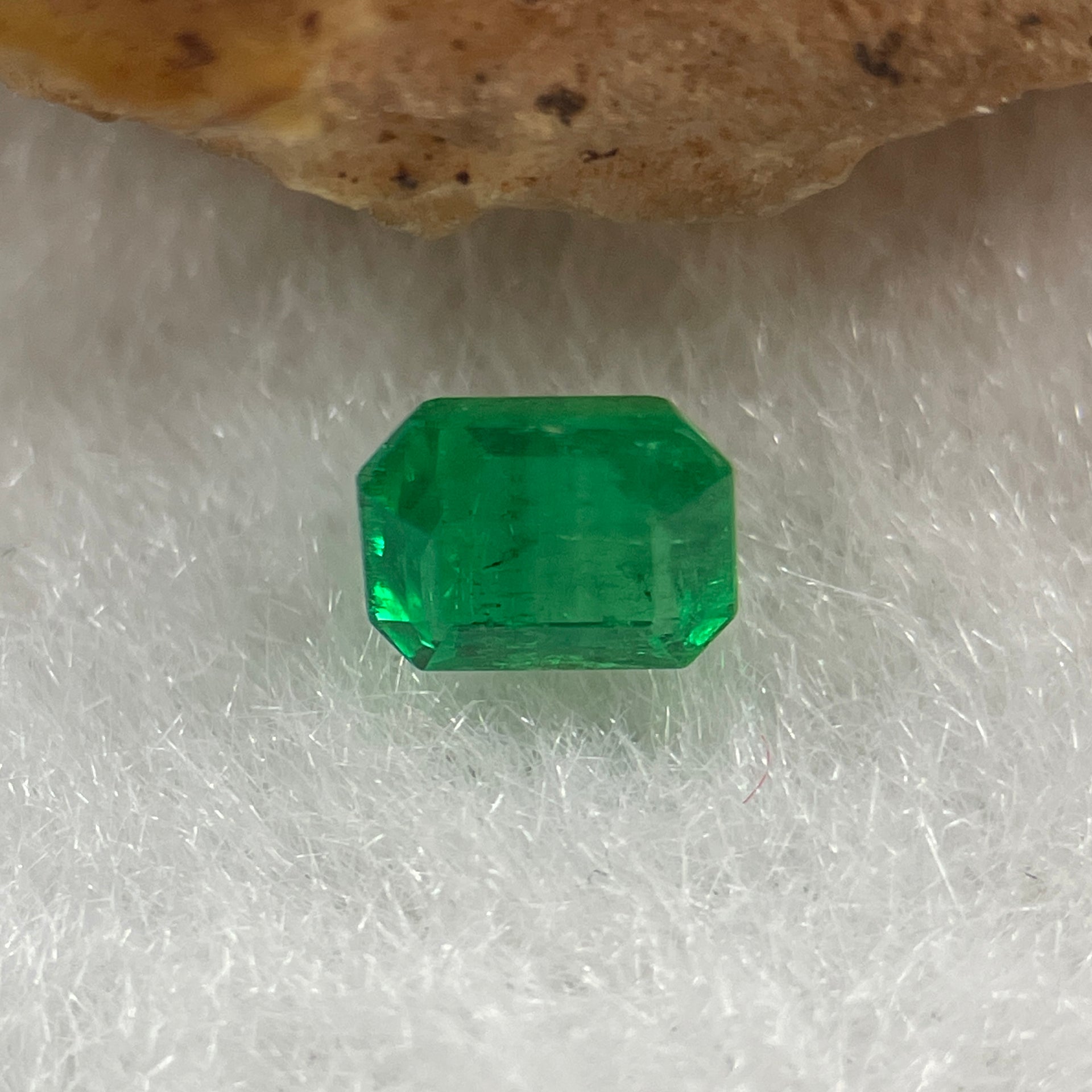 Natural Colombia Vivid Green Emerald (Beryl) Cut-Cornered Rectangular Step cut 0.41ct 4.8 by 3.7 by 3.0mm - Huangs Jadeite and Jewelry Pte Ltd