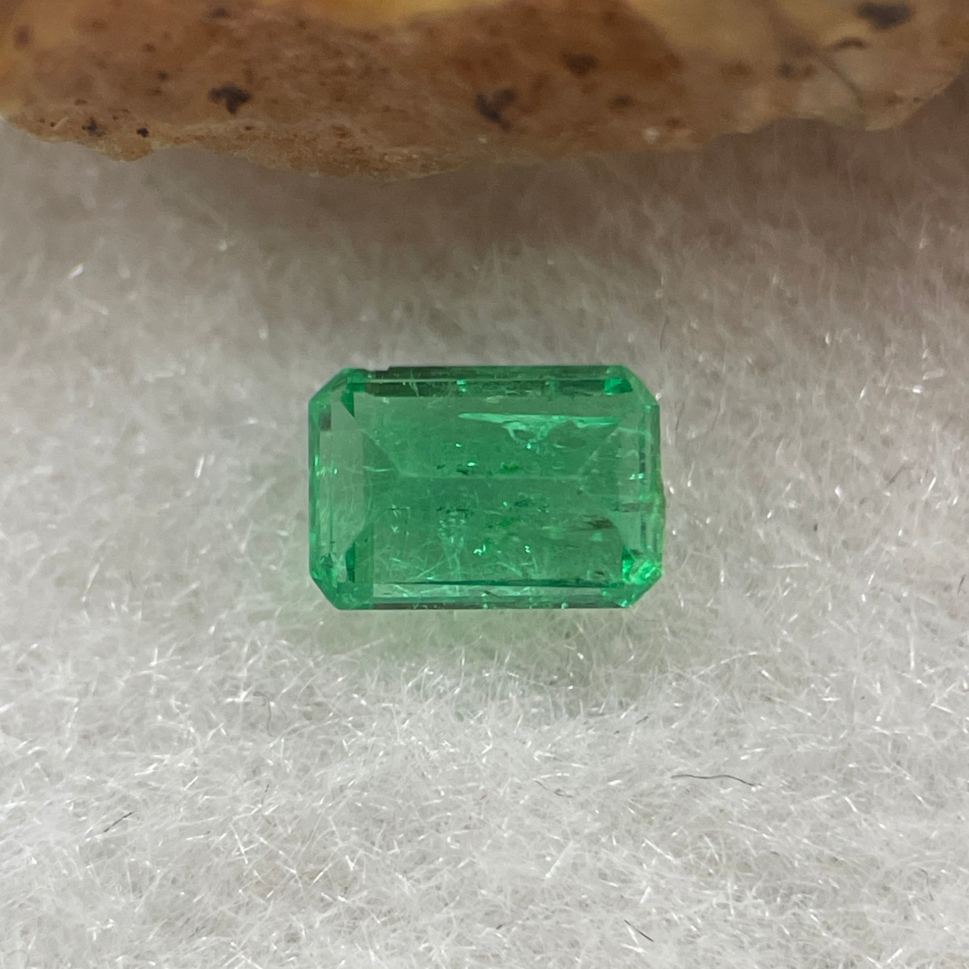 Natural Colombia Vivid Green Emerald (Beryl) Cut-Cornered Rectangular Step cut 0.44ct 5.4 by 3.9 by 2.6mm - Huangs Jadeite and Jewelry Pte Ltd