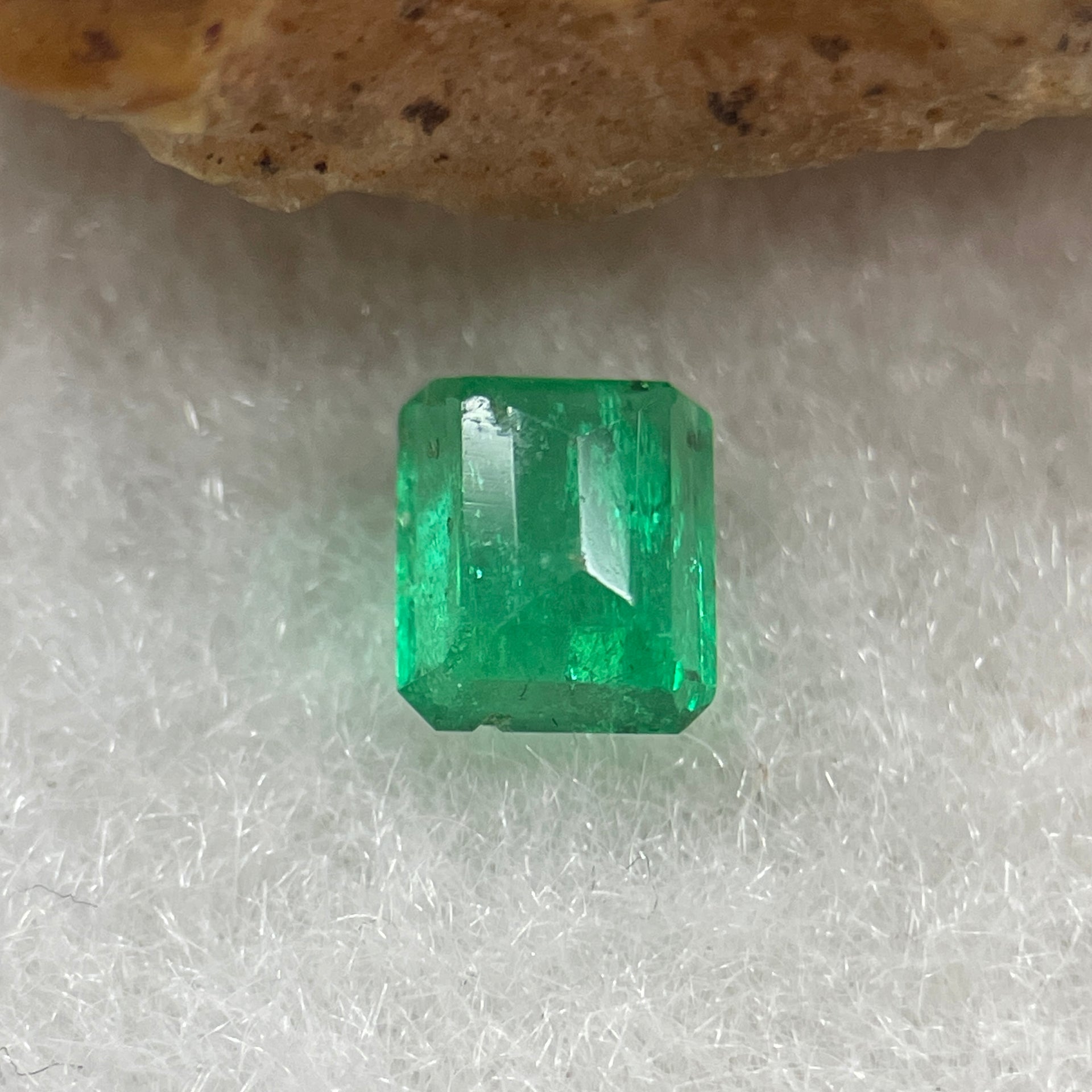 Natural Colombia Vivid Green Emerald (Beryl) Cut-Cornered Rectangle Step cut 0.49ct 5.0 by 4.3 by 2.7mm - Huangs Jadeite and Jewelry Pte Ltd