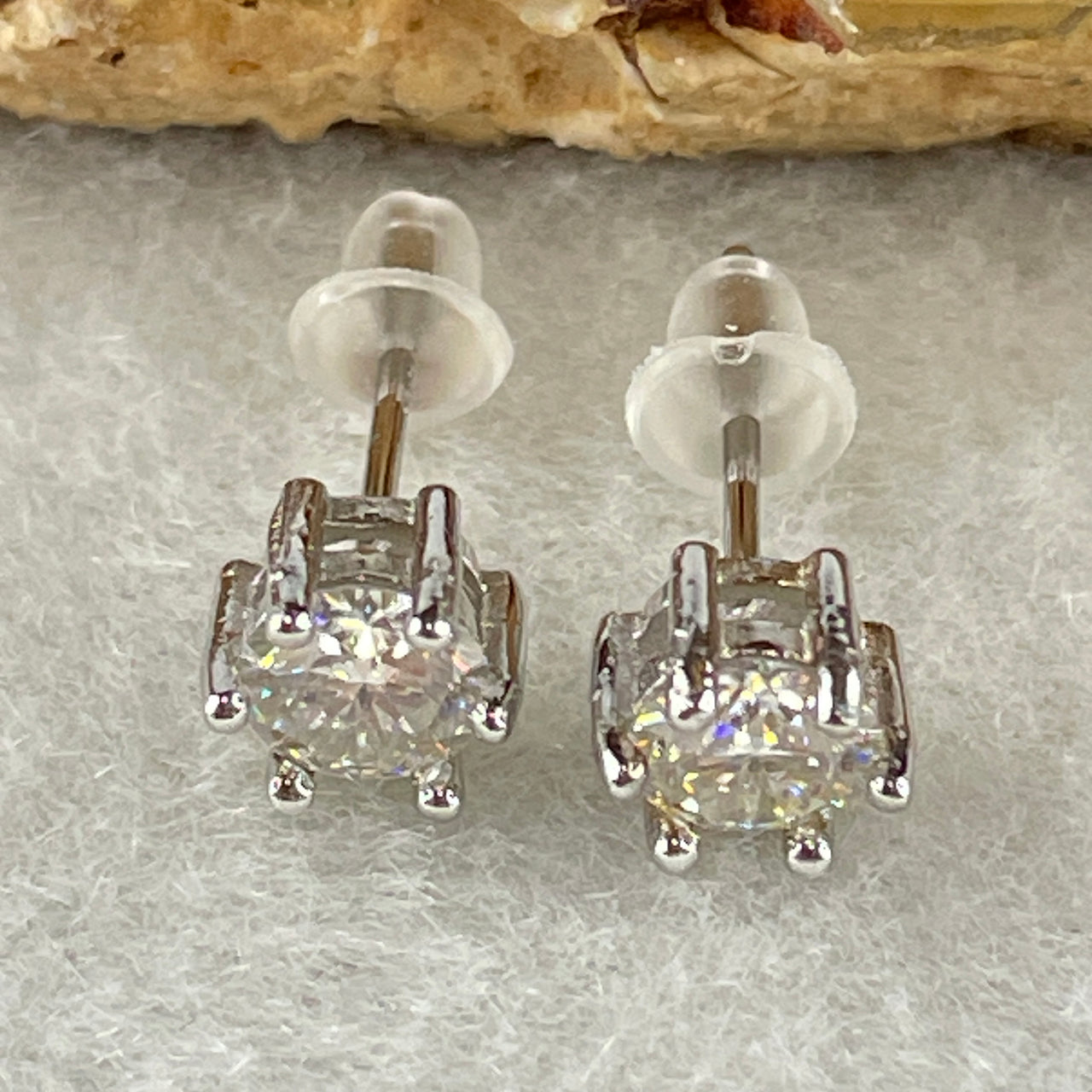 0.5 Ct Colourless Round Brilliant Diameter 5.0mm D VVS1 Excellent Cut Excellent Polish Excellent Symmetry None Florescence Moissanite in S925 Silver Earrings GRA 218444637 - Huangs Jadeite and Jewelry Pte Ltd