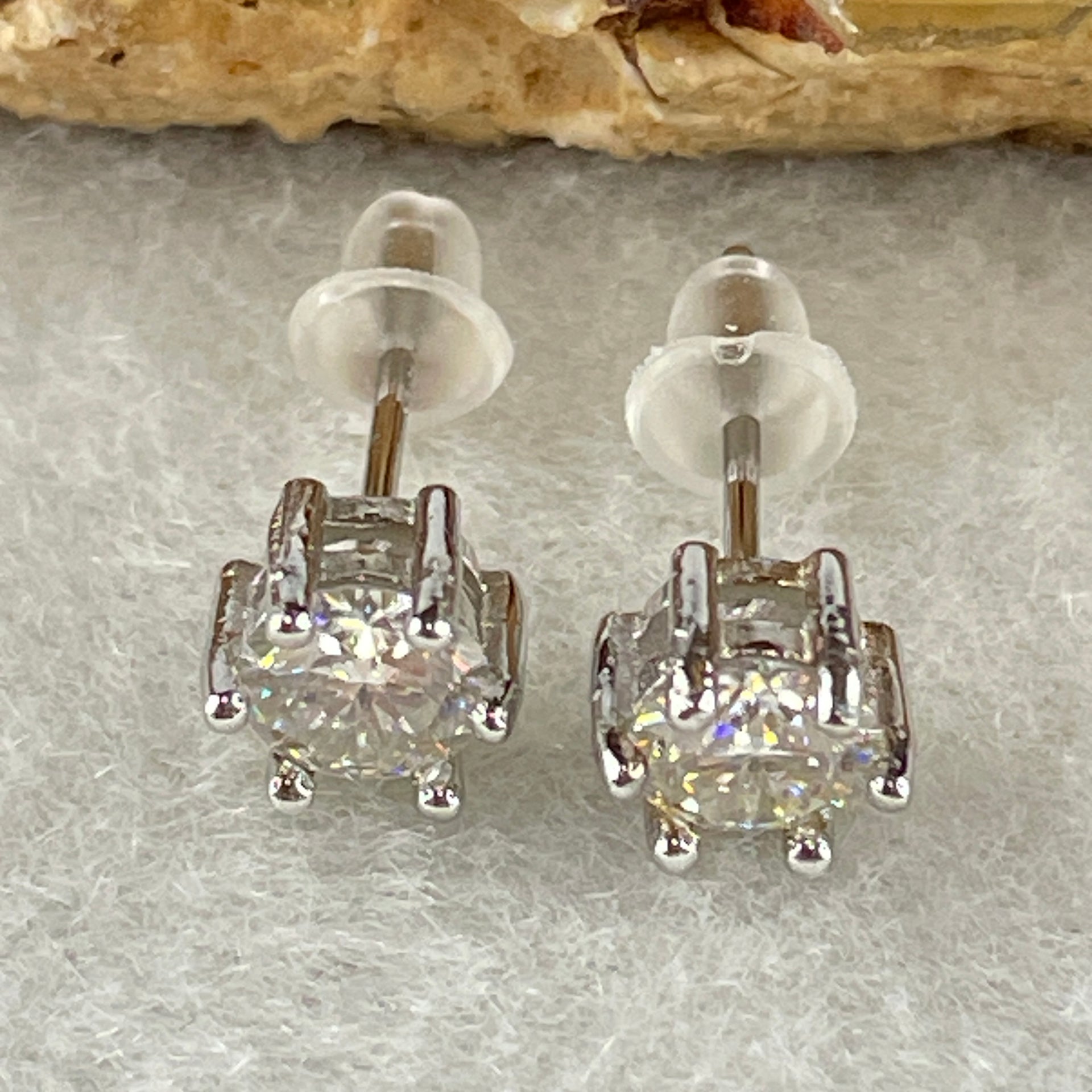 0.5 Ct Colourless Round Brilliant Diameter 5.0mm D VVS1 Excellent Cut Excellent Polish Excellent Symmetry None Florescence Moissanite in S925 Silver Earrings GRA 218444637 - Huangs Jadeite and Jewelry Pte Ltd