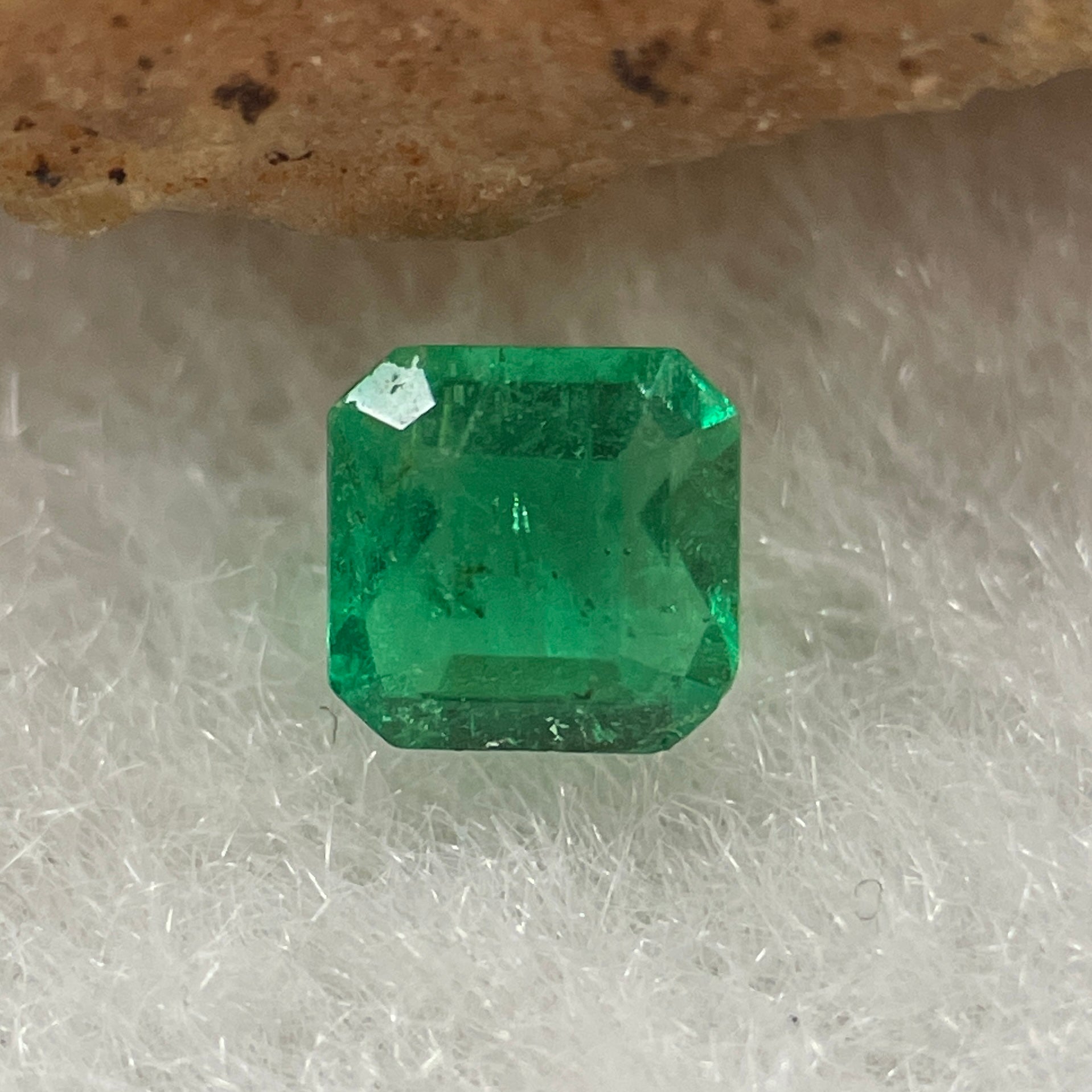 Natural Colombia Vivid Green Emerald (Beryl) Cut-Cornered Square Step cut 0.41ct 4.3 by 4.1 by 3.1mm - Huangs Jadeite and Jewelry Pte Ltd