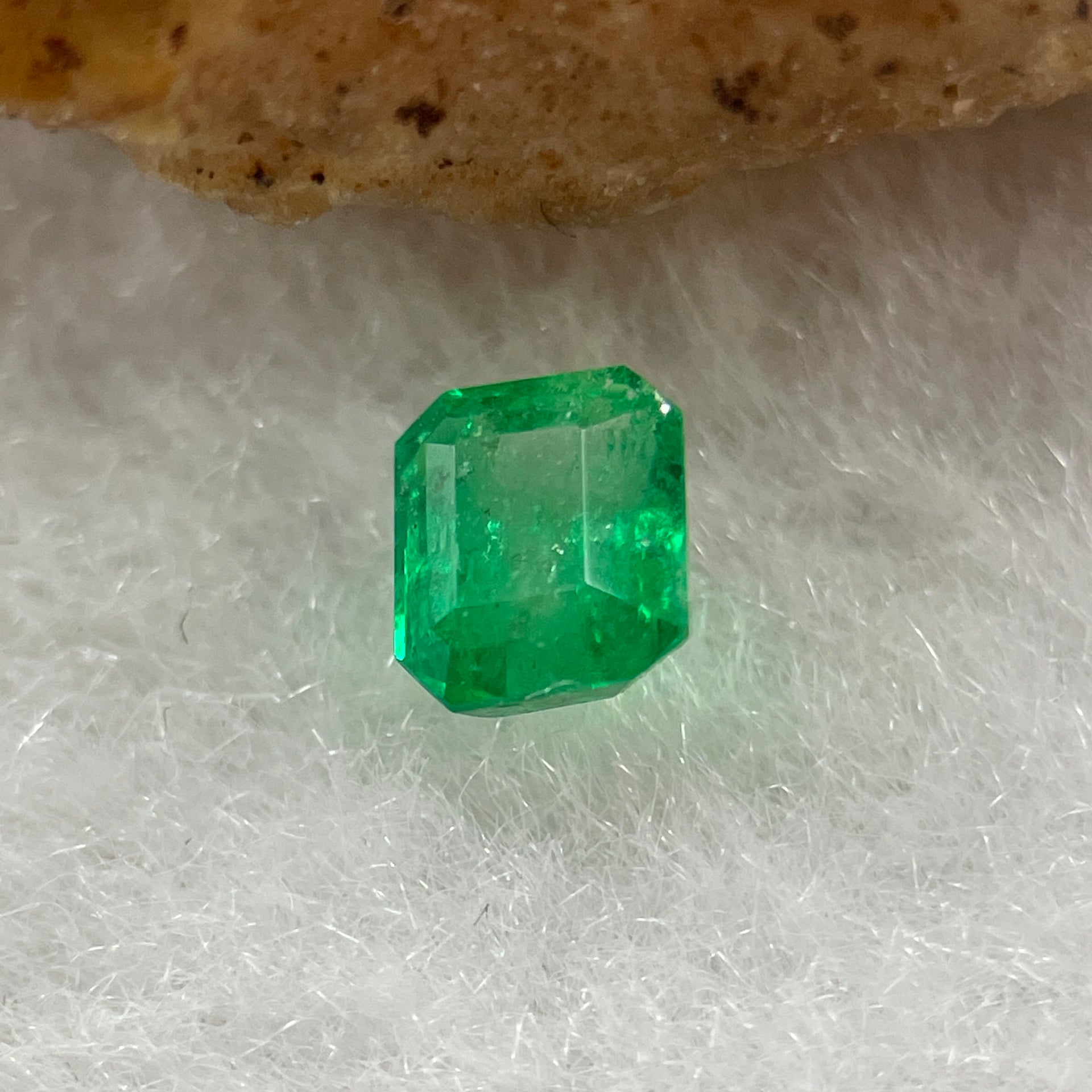 Natural Colombia Vivid Green Emerald (Beryl) Cut-Cornered Rectangular Step cut 0.40ct 4.6 by 4.0 by 2.9mm - Huangs Jadeite and Jewelry Pte Ltd