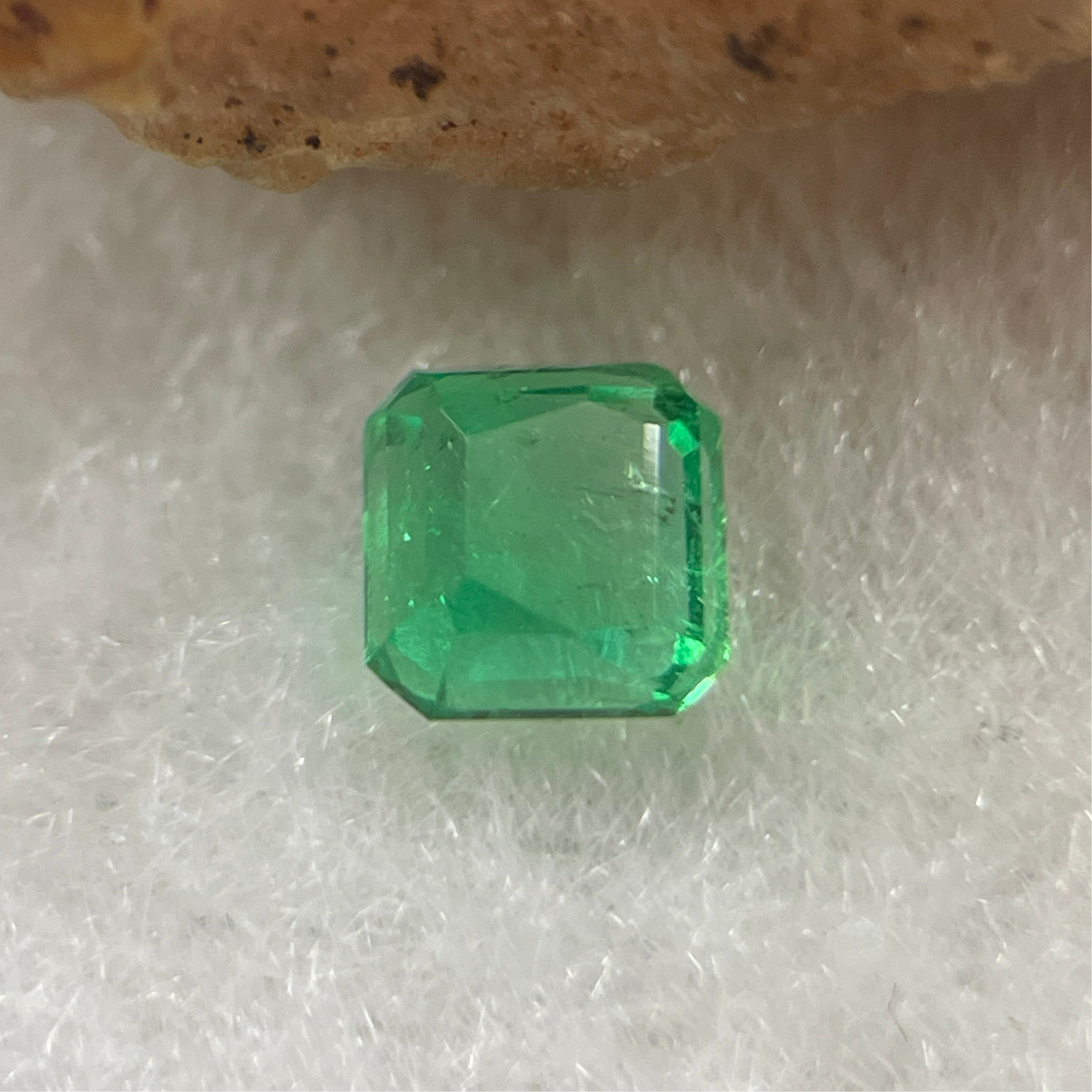 Natural Colombia Vivid Green Emerald (Beryl) Cut-Cornered Square Step cut 0.46ct 4.4 by 4.3 by 2.9mm - Huangs Jadeite and Jewelry Pte Ltd