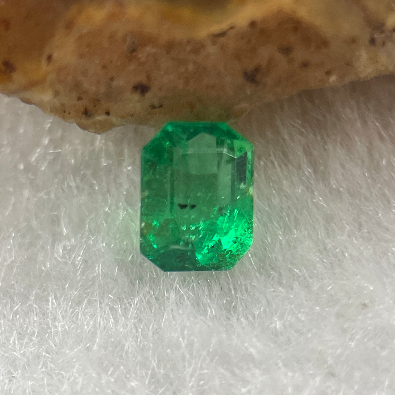 Natural Colombia Green Emerald (Beryl) Cut-Cornered Rectangular step cut 0.58ct 5.5 by 3.8 by 3.7mm - Huangs Jadeite and Jewelry Pte Ltd