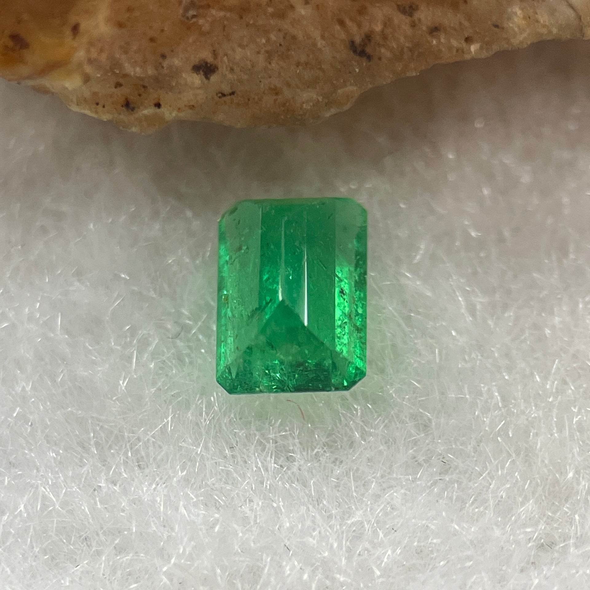 Natural Colombia Vivid Green Emerald (Beryl) Cut-Cornered Rectangular Step cut 0.48ct 5.5 by 3.9 by 2.9mm - Huangs Jadeite and Jewelry Pte Ltd