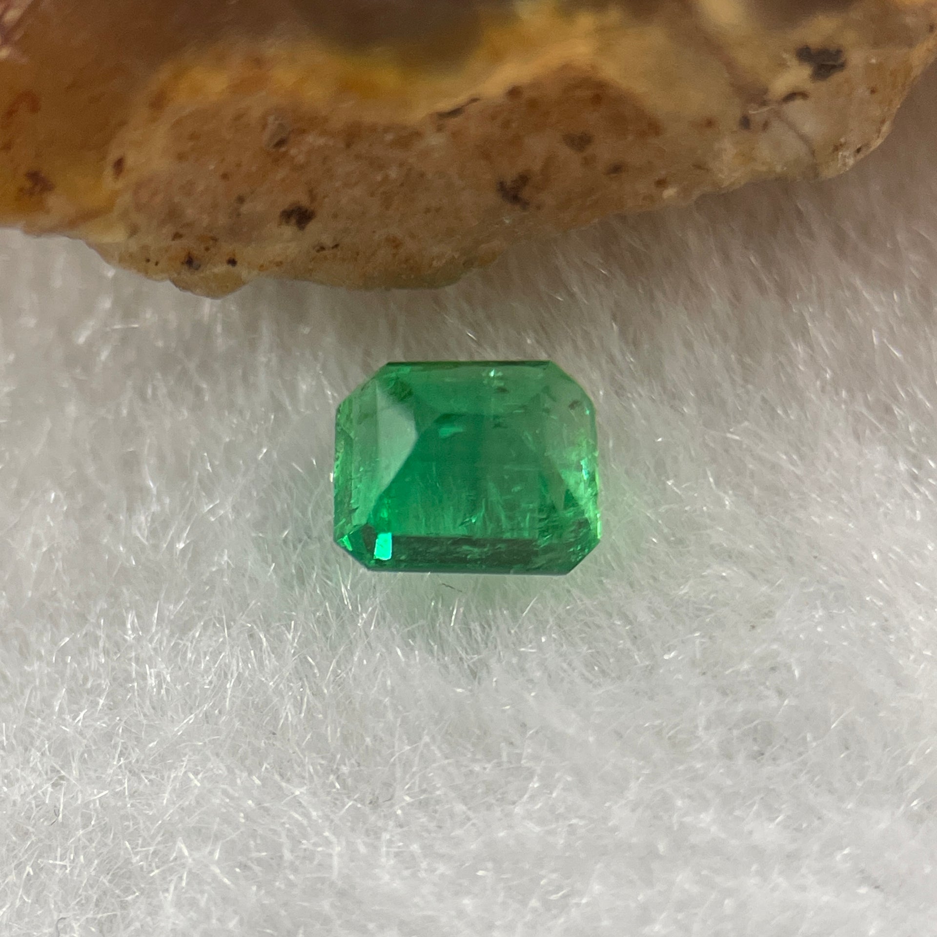 Natural Colombia Green Emerald (Beryl) Cut-Cornered Rectangular step cut 0.51ct 5.0 by 4.2 by 3.1mm - Huangs Jadeite and Jewelry Pte Ltd