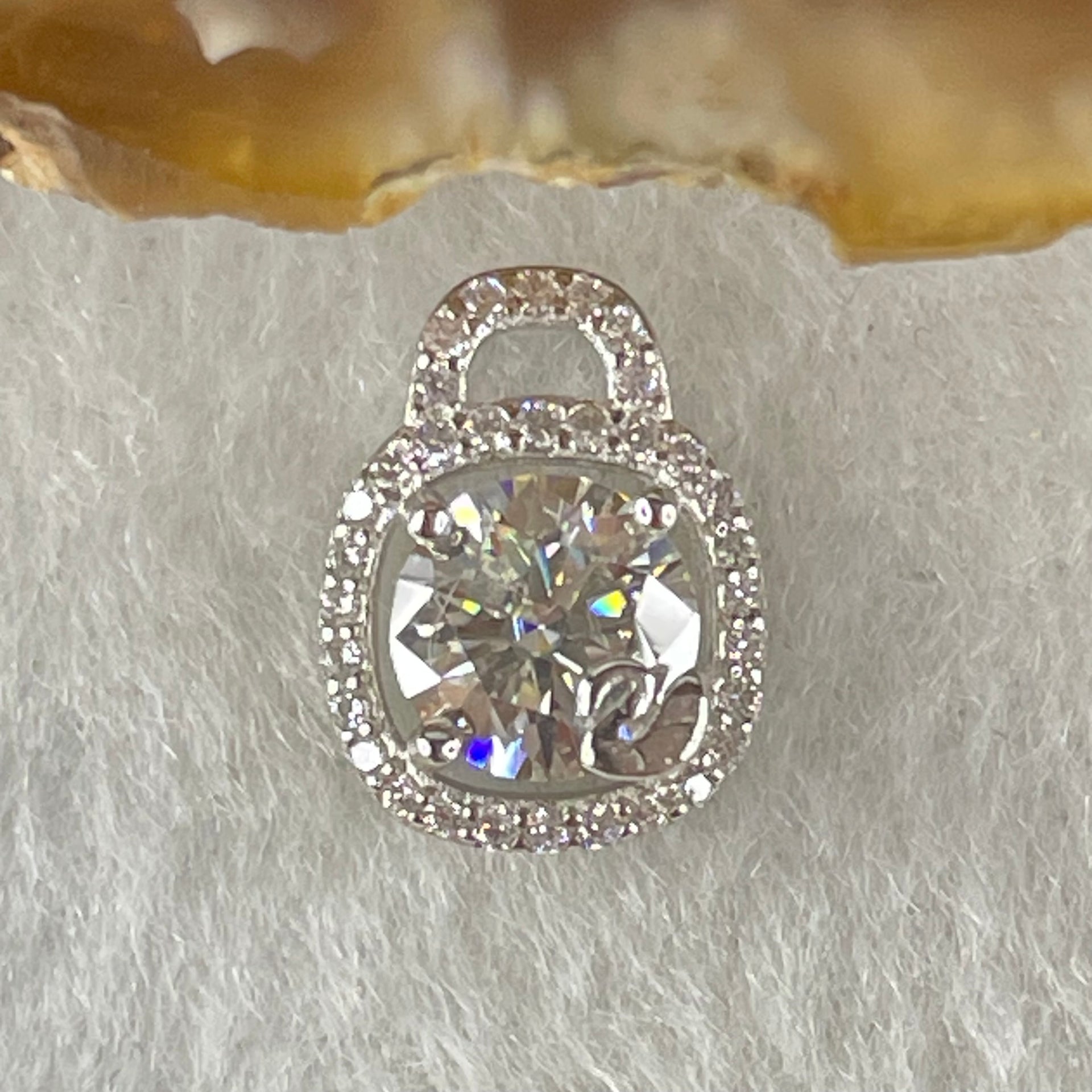 1.0 Ct Colourless Round Brilliant Diameter 6.5mm VVS1 Excellent Cut Moissanite Excellent Polish Excellent Symmetry None Florescence in S925 Silver Pendant GRA 218553559 - Huangs Jadeite and Jewelry Pte Ltd