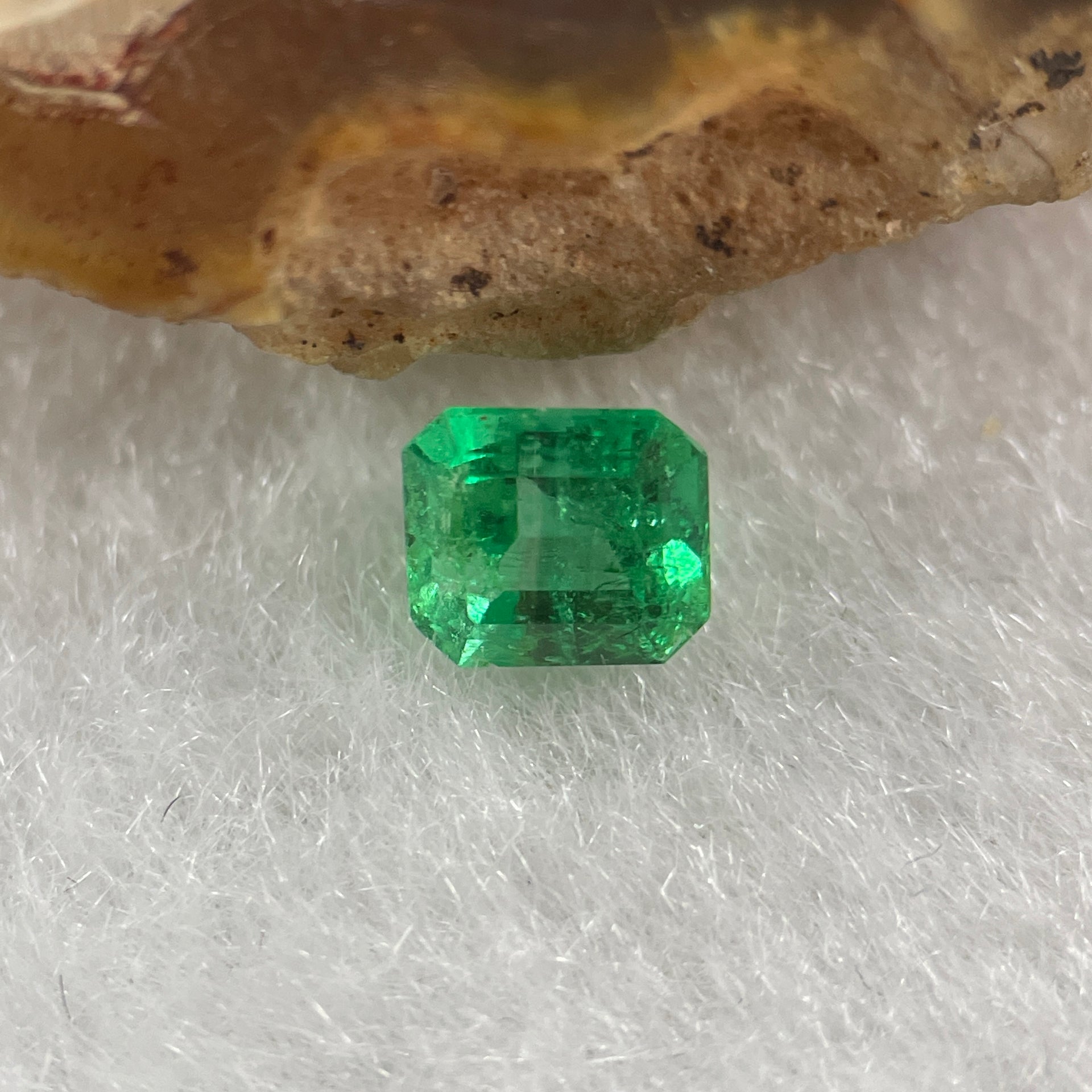 Natural Colombia Green Emerald (Beryl) Cut-Cornered Rectangular step cut 0.53ct 4.4 by 4.0 by 3.9mm - Huangs Jadeite and Jewelry Pte Ltd