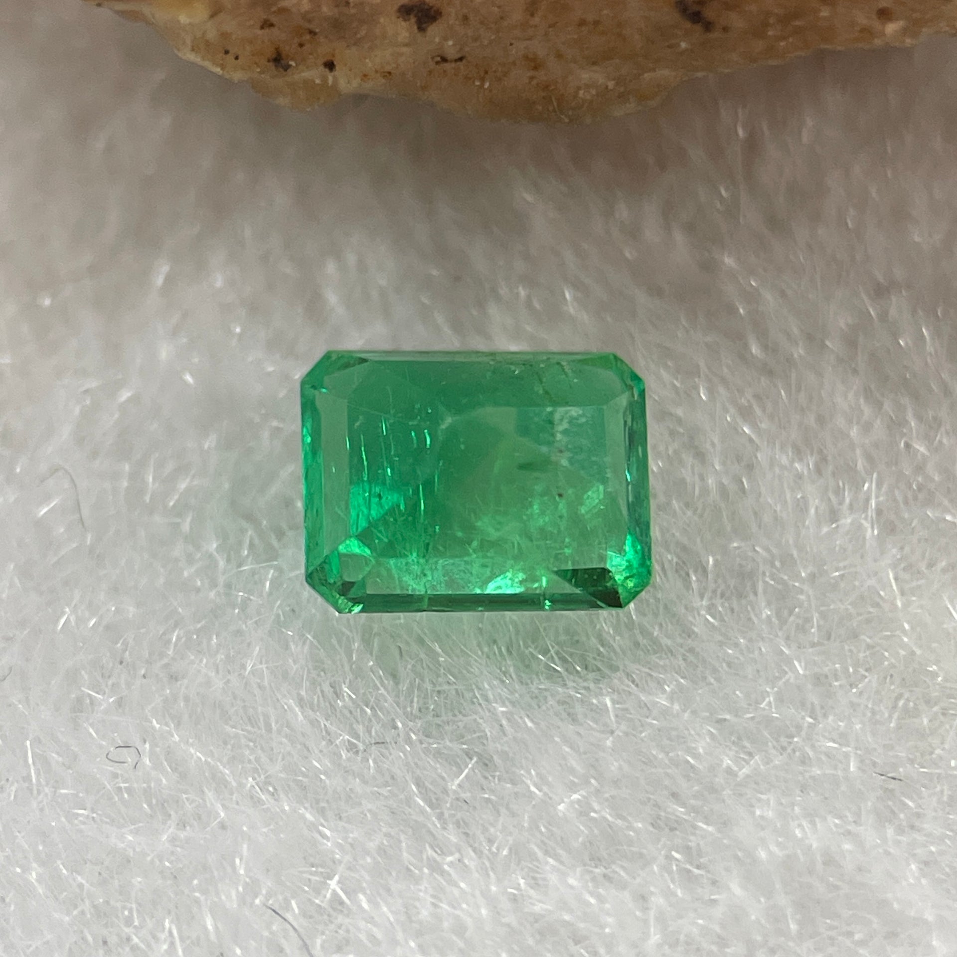 Natural Colombia Vivid Green Emerald (Beryl) Cut-Cornered Rectangle Step cut 0.42ct 5.1 by 4.1 by 2.6mm - Huangs Jadeite and Jewelry Pte Ltd