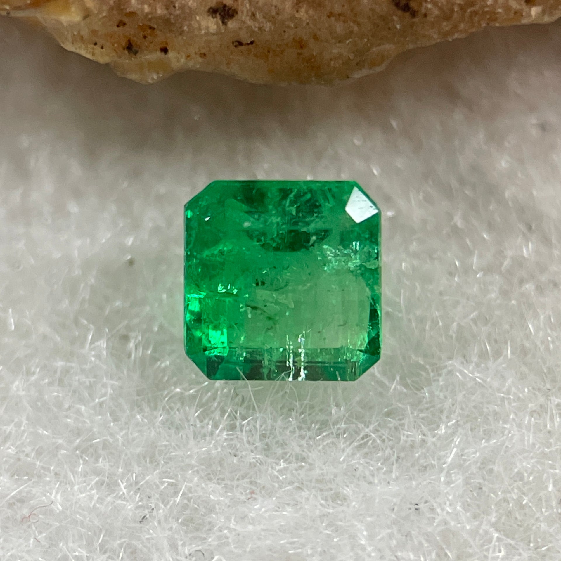Natural Colombia Vivid Green Emerald (Beryl) Cut-Cornered Square Step cut 0.49ct 4.6 by 4.4 by 3.3mm - Huangs Jadeite and Jewelry Pte Ltd