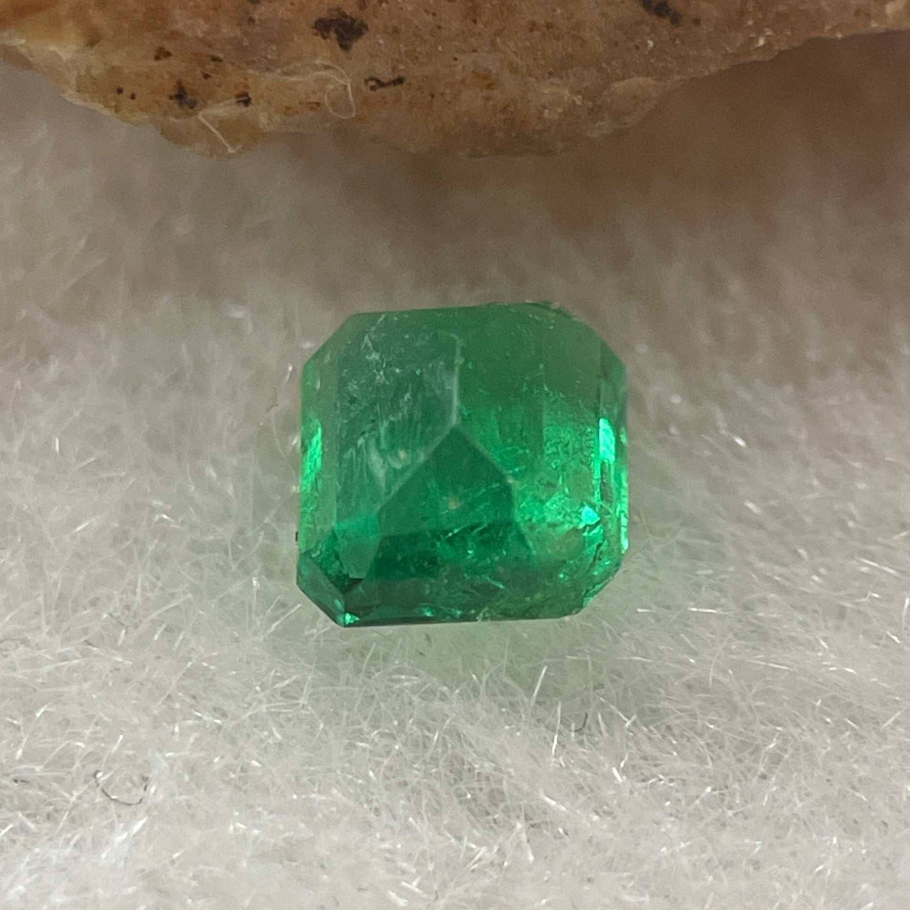 Natural Colombia Vivid Green Emerald (Beryl) Cut-Cornered Square Step cut 0.41ct 4.3 by 4.1 by 3.1mm - Huangs Jadeite and Jewelry Pte Ltd