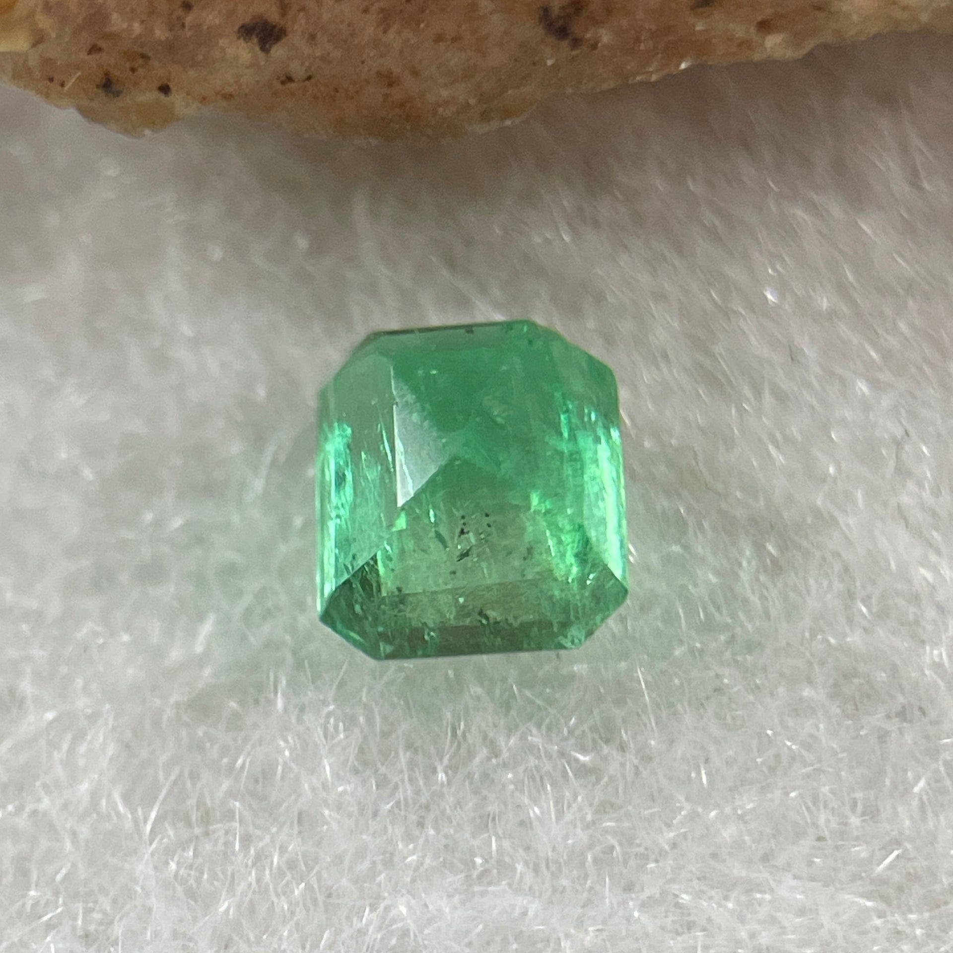 Natural Colombia Vivid Green Emerald (Beryl) Cut-Cornered Rectangle Step cut 0.46ct 4.8 by 4.2 by 3.0mm - Huangs Jadeite and Jewelry Pte Ltd