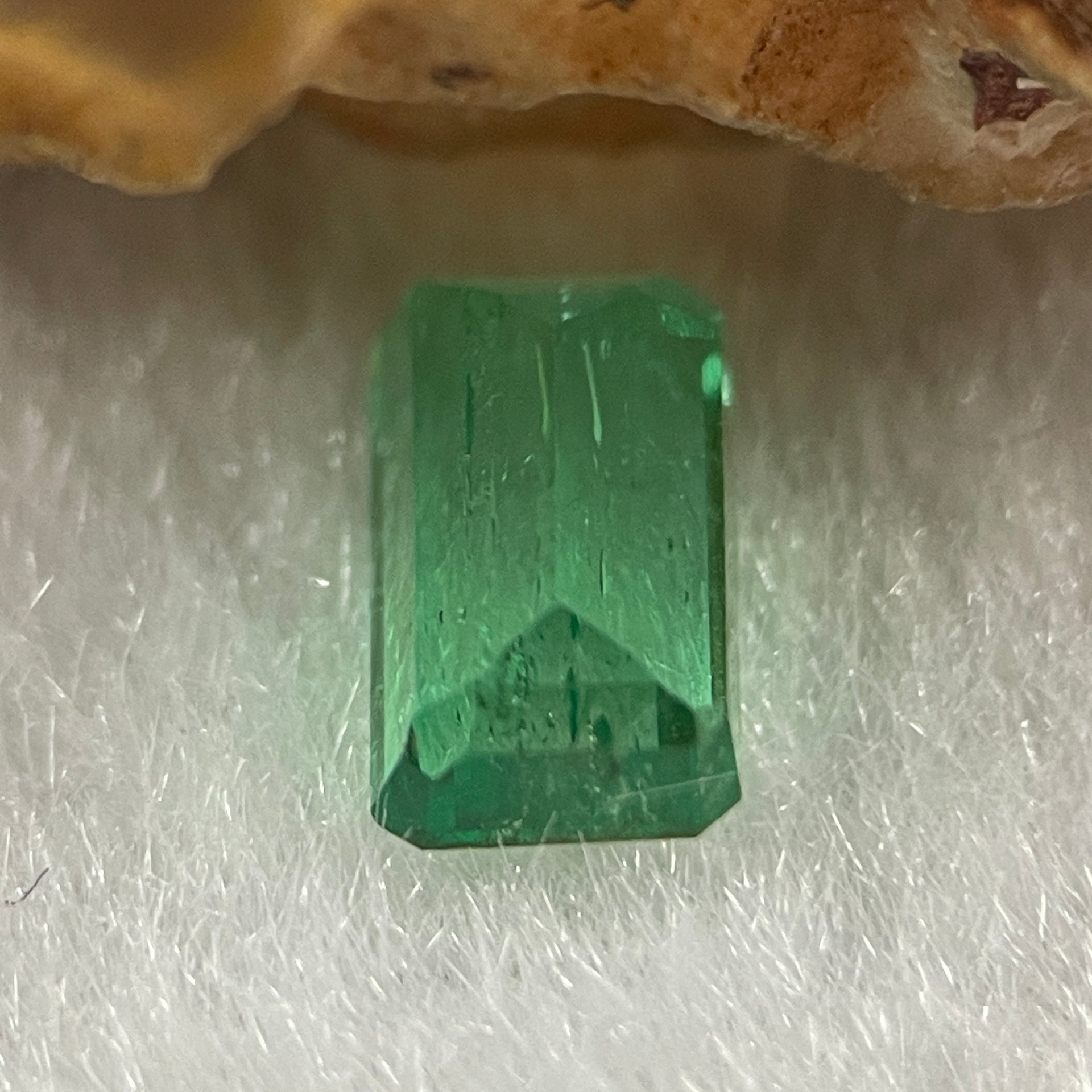 Natural Colombia Green Emerald (Beryl) Cut-Cornered Rectangular step cut 0.84ct 6.9 by 4.2 by 3.1mm - Huangs Jadeite and Jewelry Pte Ltd
