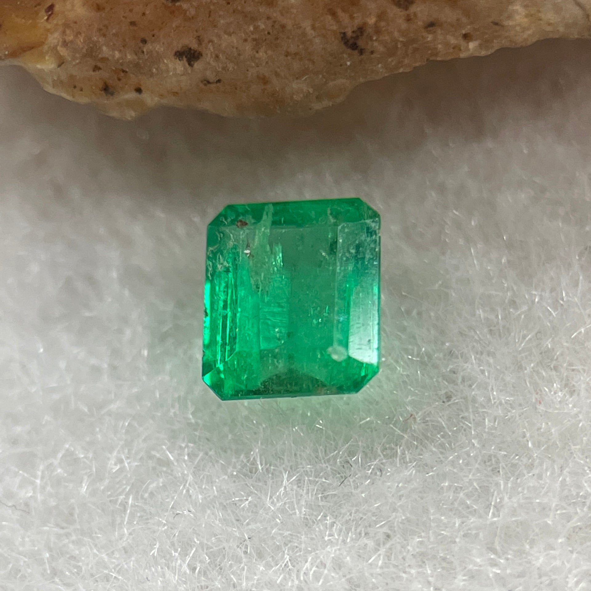 Natural Colombia Vivid Green Emerald (Beryl) Cut-Cornered Rectangle Step cut 0.49ct 5.0 by 4.3 by 2.7mm - Huangs Jadeite and Jewelry Pte Ltd