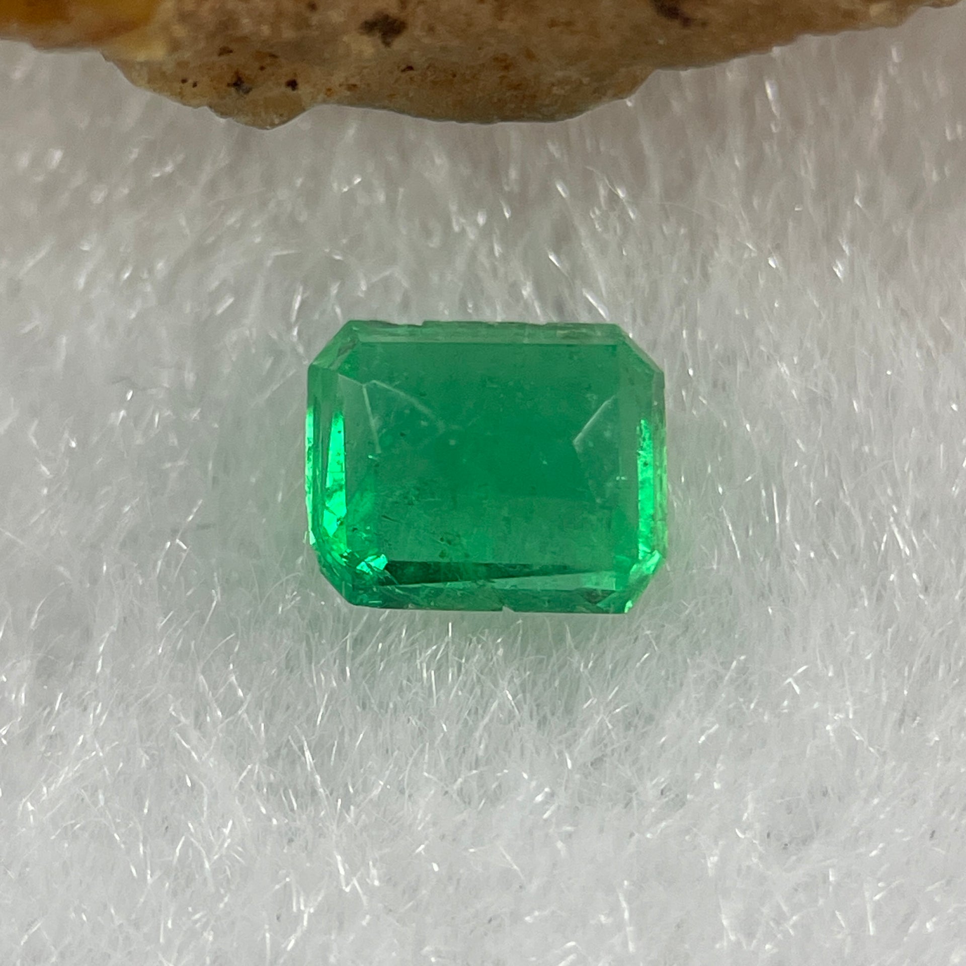 Natural Colombia Vivid Green Emerald (Beryl) Cut-Cornered Rectangular  Step cut 0.48ct 5.2 by 4.3 by 2.9mm - Huangs Jadeite and Jewelry Pte Ltd