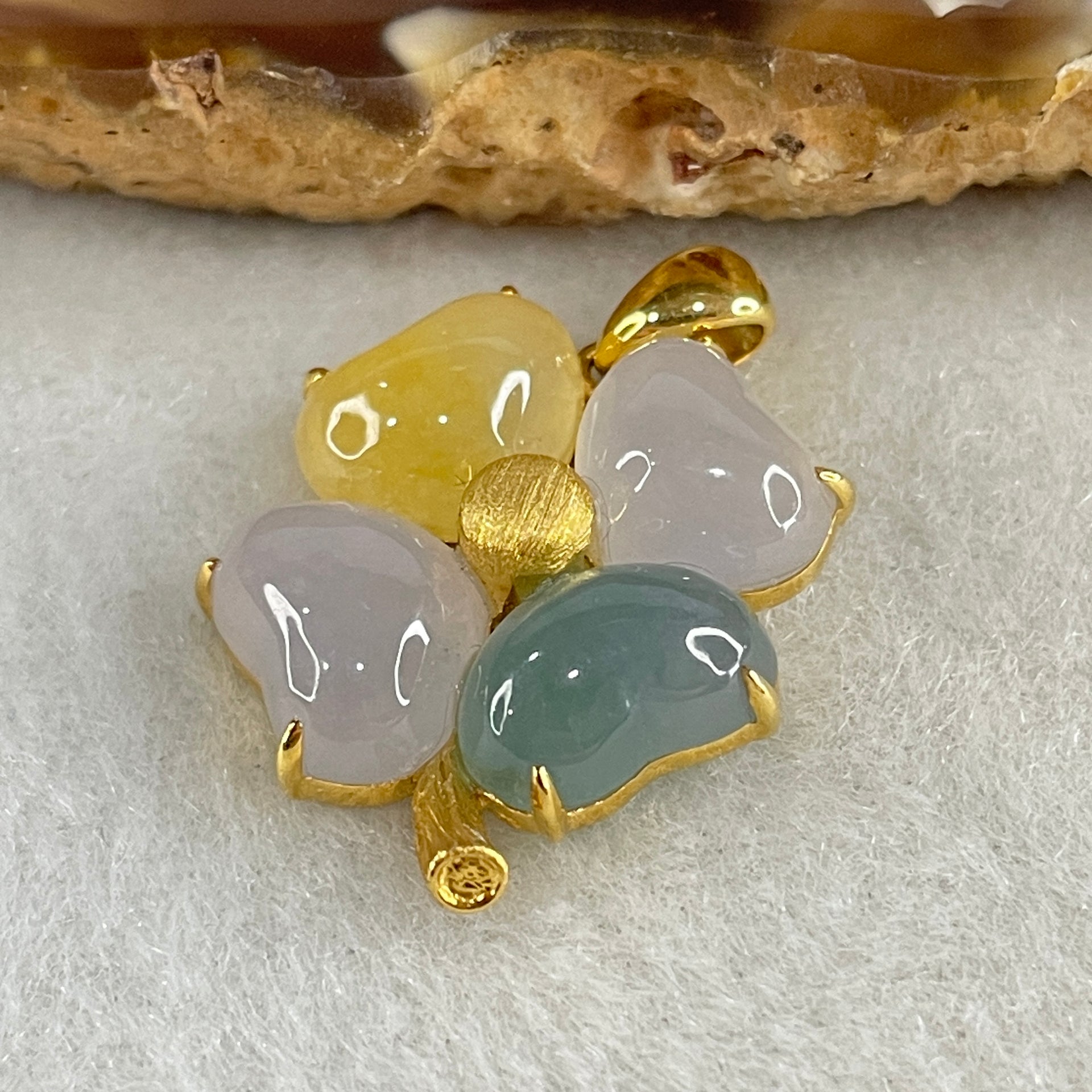 Type A Semi Icy Faint Lavender and Blueish Green and Yellow Jadeite 4 Leafs Clover in 18K Yellow Gold Pendant4.57g 9.4 by 6.0 by 4.9mm 4Pcs - Huangs Jadeite and Jewelry Pte Ltd